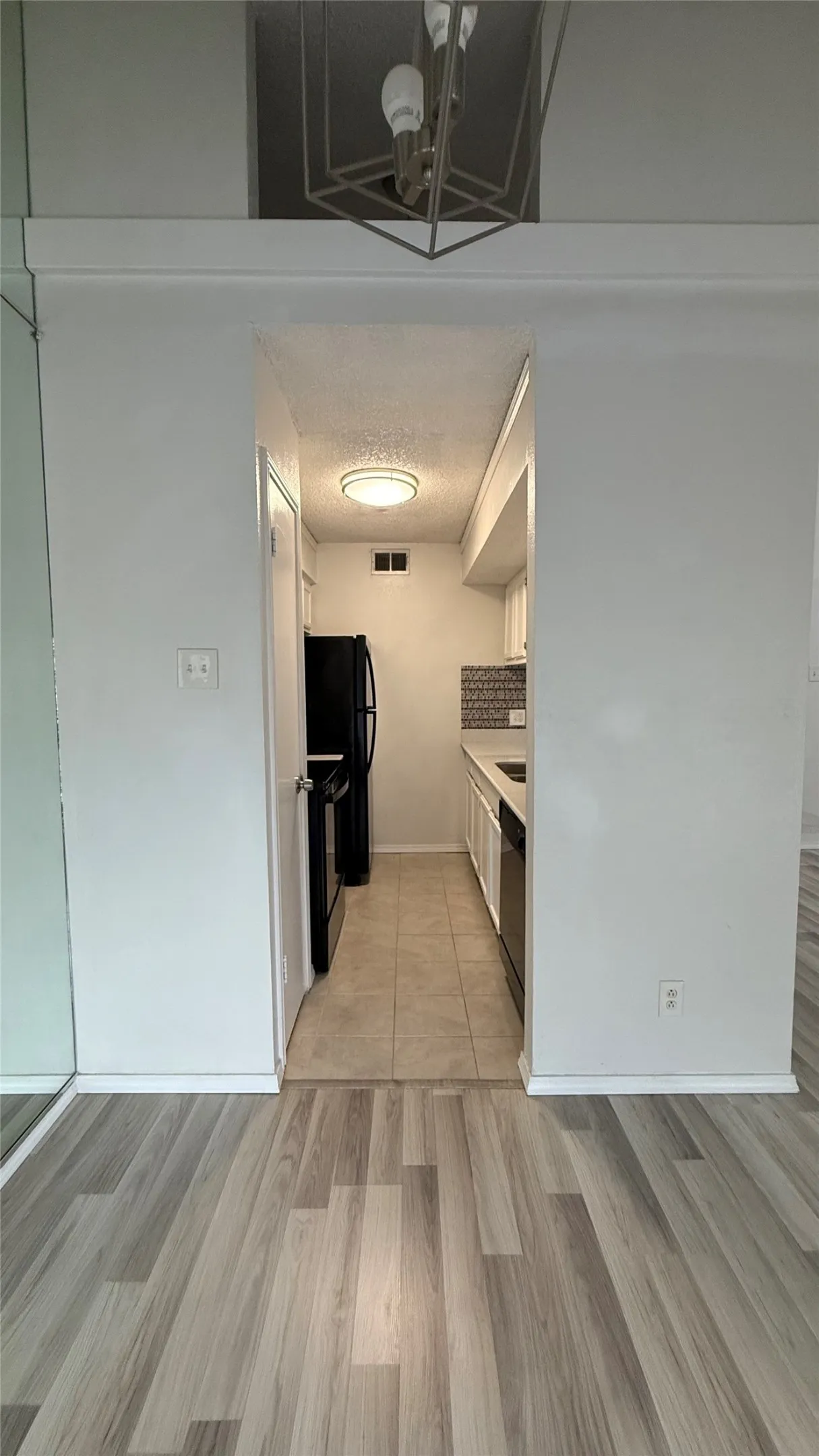Condominium For Sale in Dallas County , 5750 Phoenix Drive 4, Dallas, Texas 75231, 1 Bedroom, 1 Bathroom, Garage spaces, 817 Sqft, built in 1981, Price $131,000, mls#21307753, Real Estate Agent in Dallas, Homes For Sale in Dallas county, Homes For Sale in Dallas, Realtor in Dallas Texas, Real Estate Brokerage Independent Realty Texas, Luminita Cordes Realtor