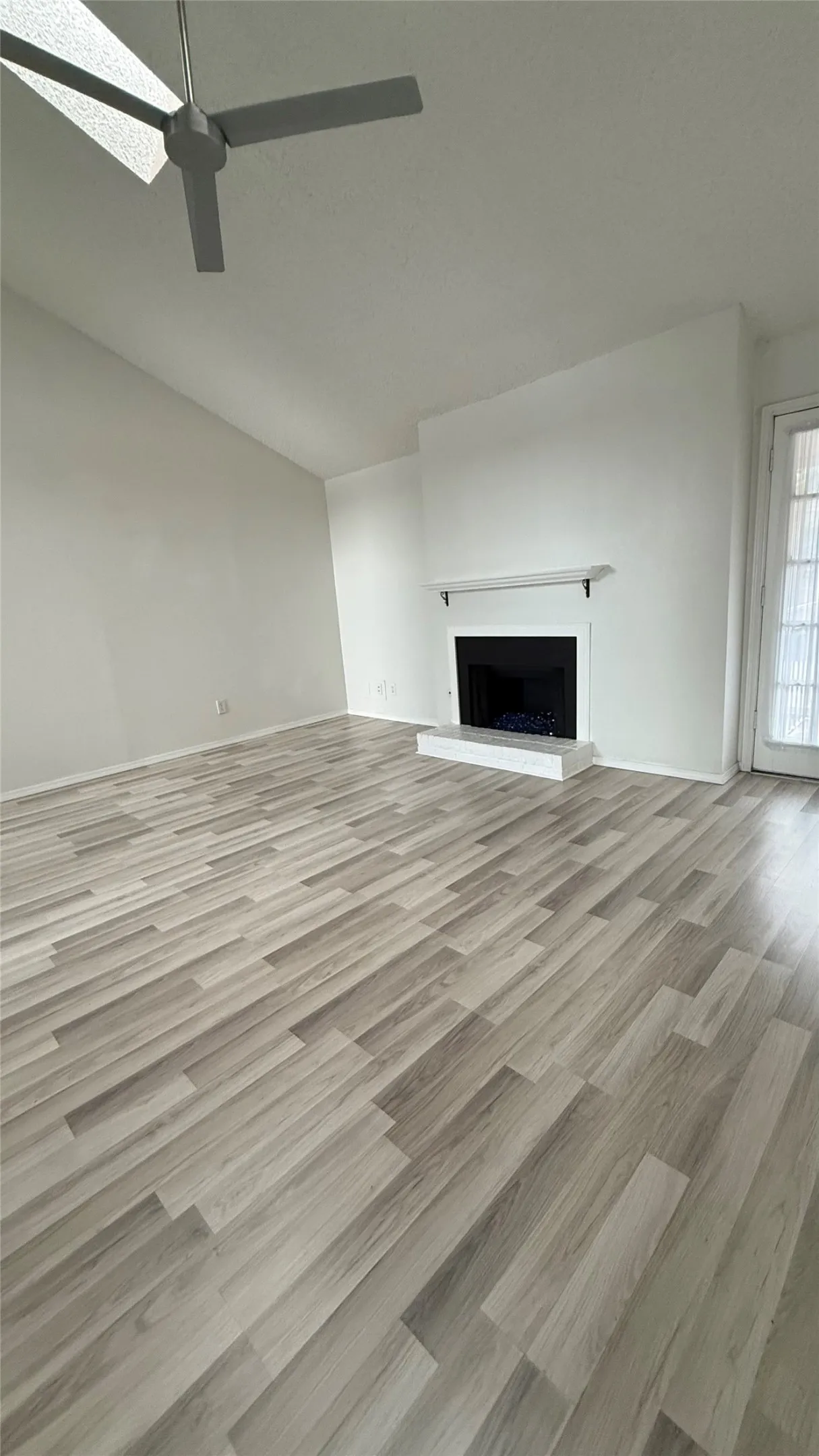 Condominium For Sale in Dallas County , 5750 Phoenix Drive 4, Dallas, Texas 75231, 1 Bedroom, 1 Bathroom, Garage spaces, 817 Sqft, built in 1981, Price $131,000, mls#21307753, Real Estate Agent in Dallas, Homes For Sale in Dallas county, Homes For Sale in Dallas, Realtor in Dallas Texas, Real Estate Brokerage Independent Realty Texas, Luminita Cordes Realtor