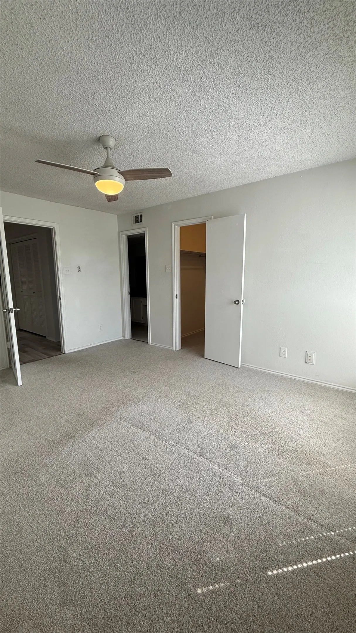 Condominium For Sale in Dallas County , 5750 Phoenix Drive 4, Dallas, Texas 75231, 1 Bedroom, 1 Bathroom, Garage spaces, 817 Sqft, built in 1981, Price $131,000, mls#21307753, Real Estate Agent in Dallas, Homes For Sale in Dallas county, Homes For Sale in Dallas, Realtor in Dallas Texas, Real Estate Brokerage Independent Realty Texas, Luminita Cordes Realtor