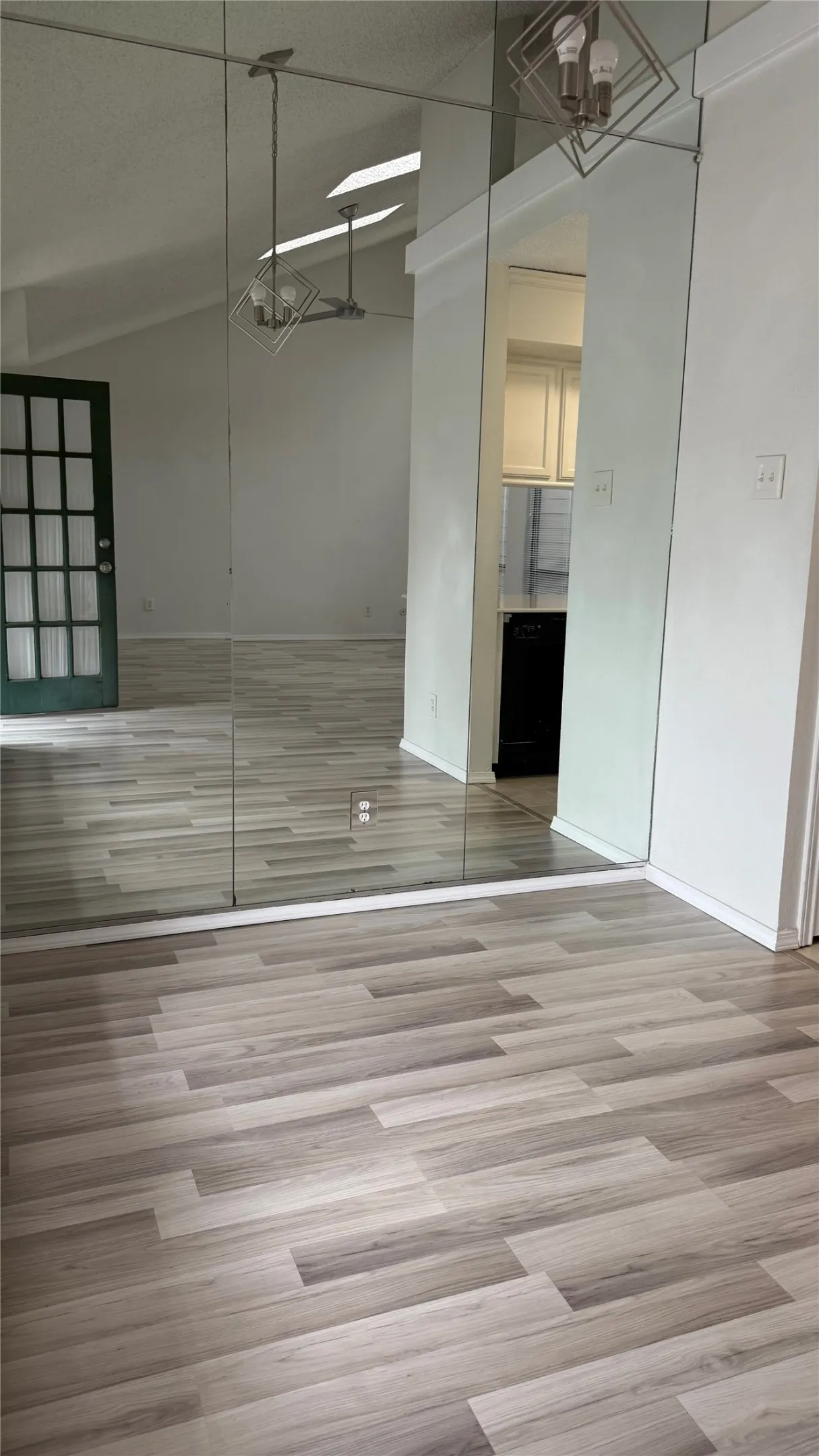Condominium For Sale in Dallas County , 5750 Phoenix Drive 4, Dallas, Texas 75231, 1 Bedroom, 1 Bathroom, Garage spaces, 817 Sqft, built in 1981, Price $131,000, mls#21307753, Real Estate Agent in Dallas, Homes For Sale in Dallas county, Homes For Sale in Dallas, Realtor in Dallas Texas, Real Estate Brokerage Independent Realty Texas, Luminita Cordes Realtor