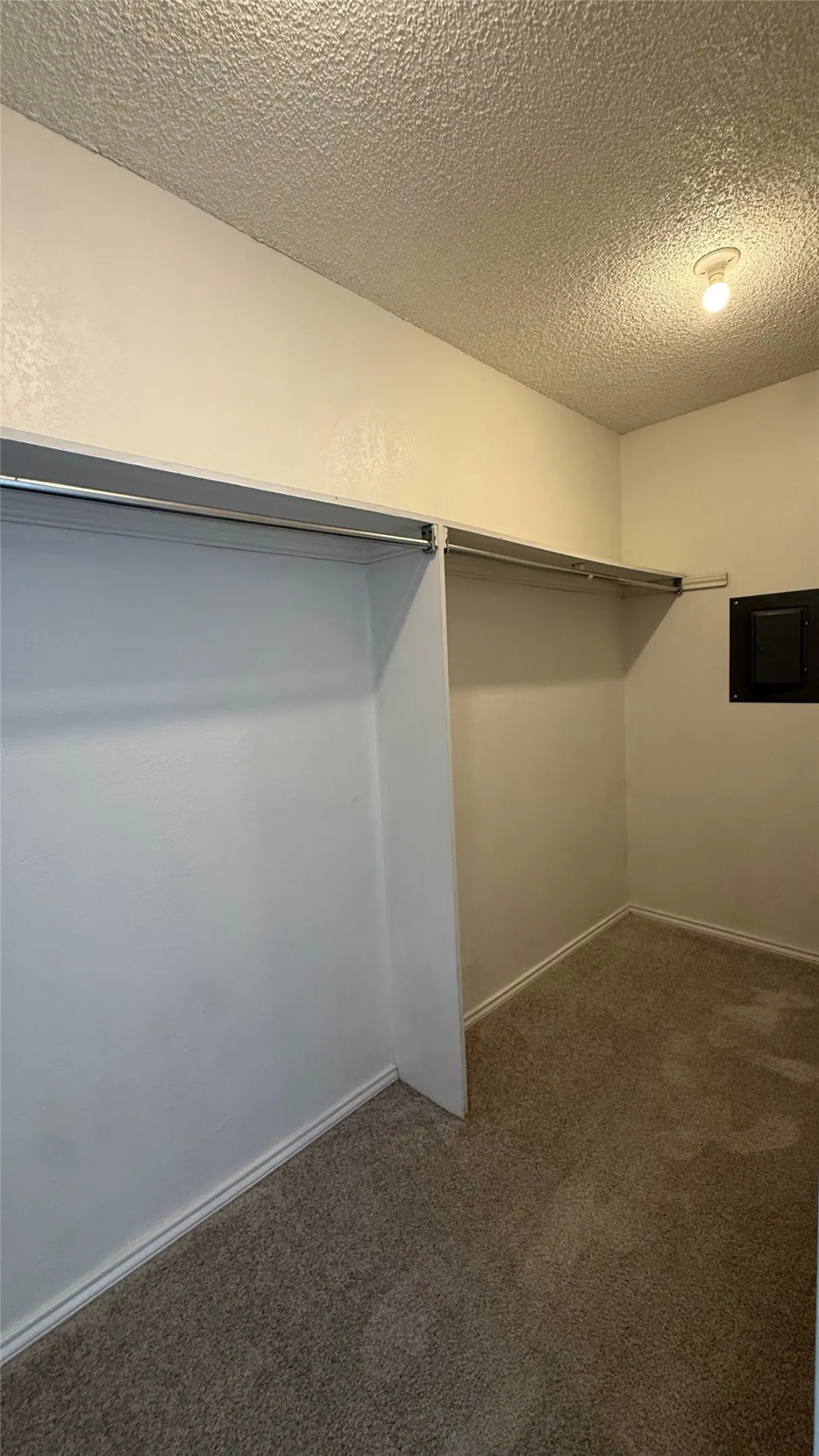 Condominium For Sale in Dallas County , 5750 Phoenix Drive 4, Dallas, Texas 75231, 1 Bedroom, 1 Bathroom, Garage spaces, 817 Sqft, built in 1981, Price $131,000, mls#21307753, Real Estate Agent in Dallas, Homes For Sale in Dallas county, Homes For Sale in Dallas, Realtor in Dallas Texas, Real Estate Brokerage Independent Realty Texas, Luminita Cordes Realtor