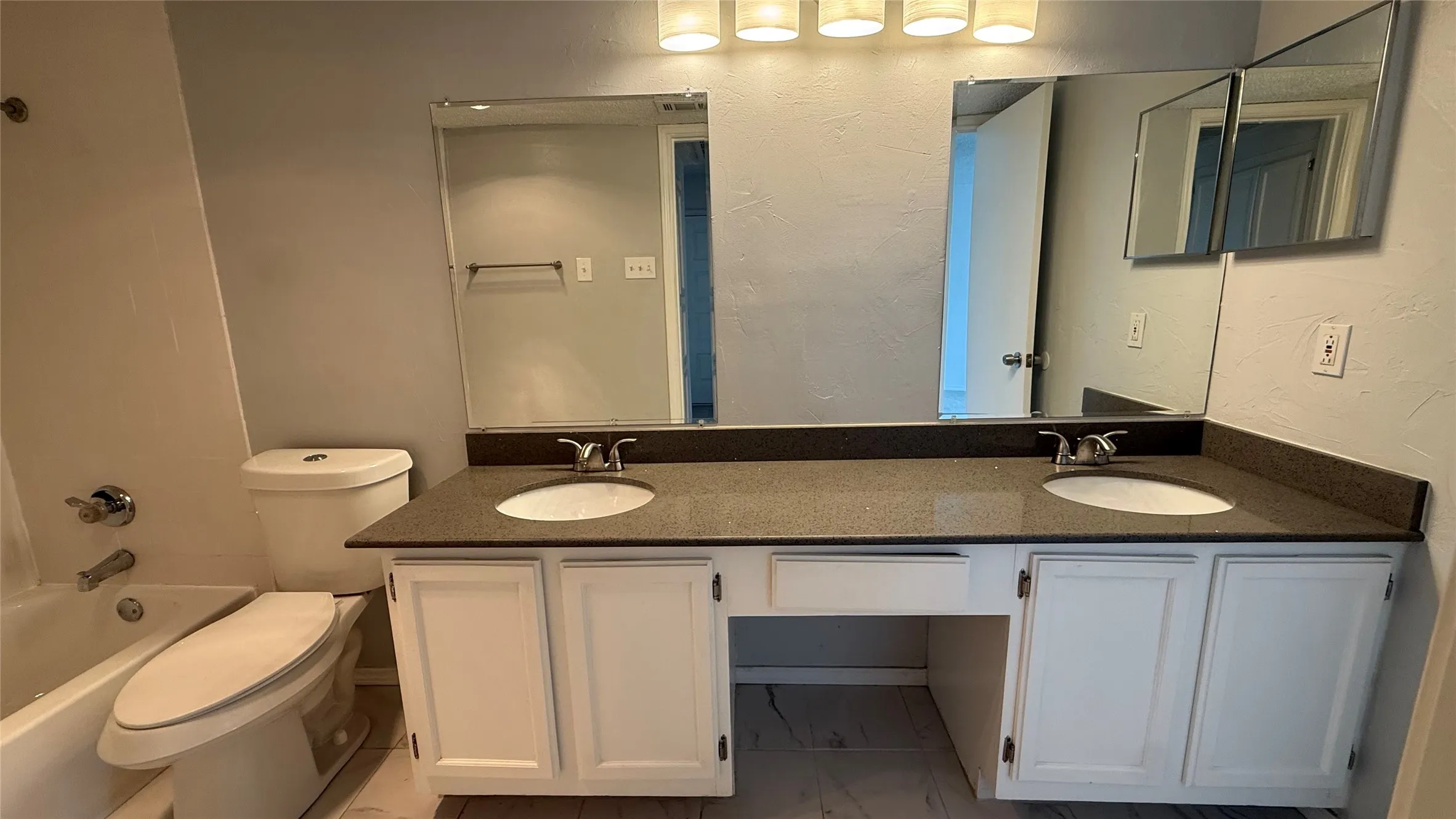 Condominium For Sale in Dallas County , 5750 Phoenix Drive 4, Dallas, Texas 75231, 1 Bedroom, 1 Bathroom, Garage spaces, 817 Sqft, built in 1981, Price $131,000, mls#21307753, Real Estate Agent in Dallas, Homes For Sale in Dallas county, Homes For Sale in Dallas, Realtor in Dallas Texas, Real Estate Brokerage Independent Realty Texas, Luminita Cordes Realtor