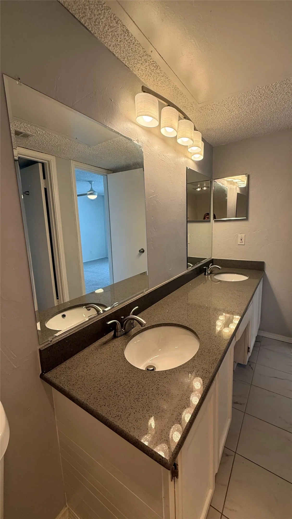 Condominium For Sale in Dallas County , 5750 Phoenix Drive 4, Dallas, Texas 75231, 1 Bedroom, 1 Bathroom, Garage spaces, 817 Sqft, built in 1981, Price $131,000, mls#21307753, Real Estate Agent in Dallas, Homes For Sale in Dallas county, Homes For Sale in Dallas, Realtor in Dallas Texas, Real Estate Brokerage Independent Realty Texas, Luminita Cordes Realtor
