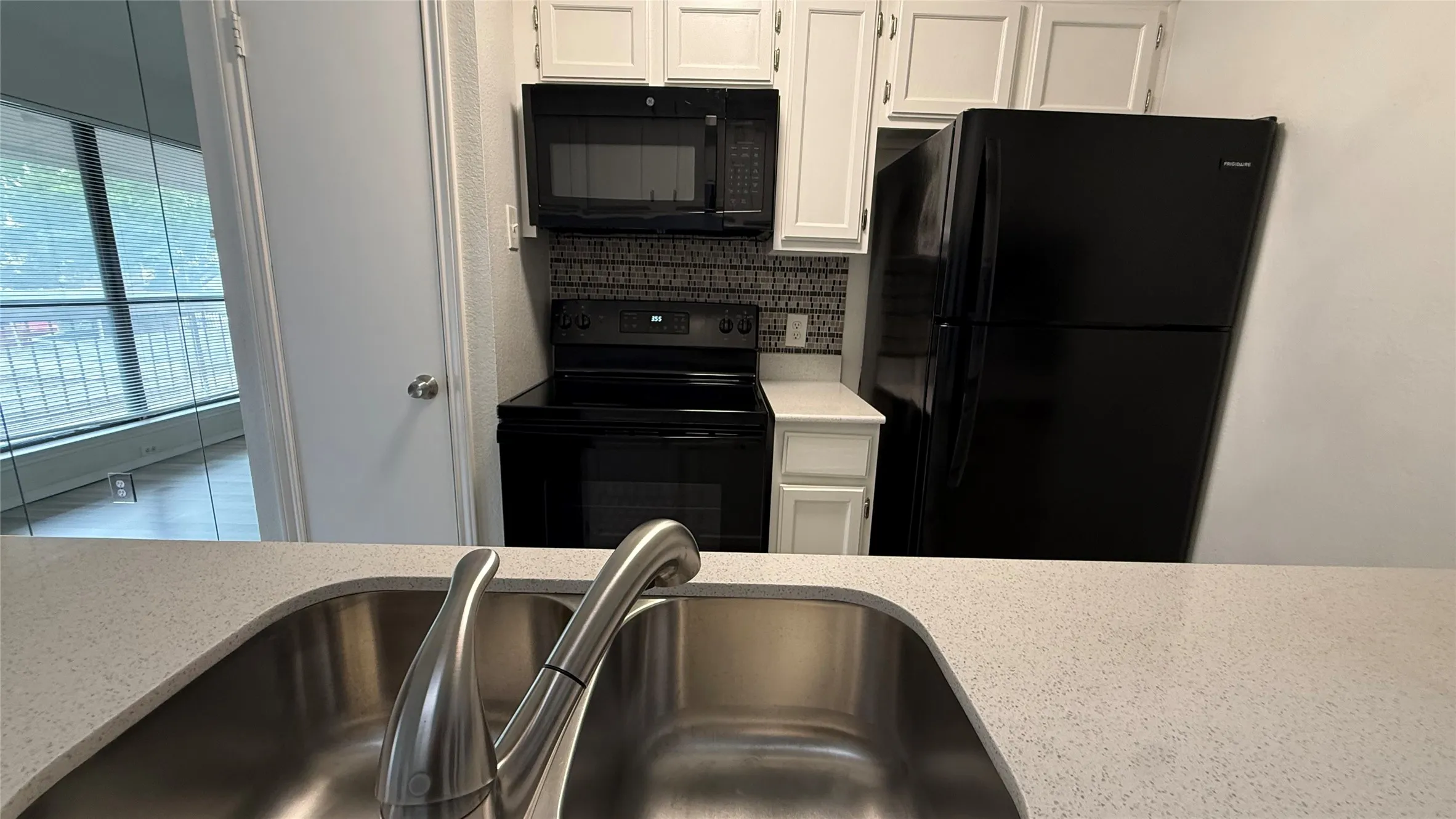 Condominium For Sale in Dallas County , 5750 Phoenix Drive 4, Dallas, Texas 75231, 1 Bedroom, 1 Bathroom, Garage spaces, 817 Sqft, built in 1981, Price $131,000, mls#21307753, Real Estate Agent in Dallas, Homes For Sale in Dallas county, Homes For Sale in Dallas, Realtor in Dallas Texas, Real Estate Brokerage Independent Realty Texas, Luminita Cordes Realtor