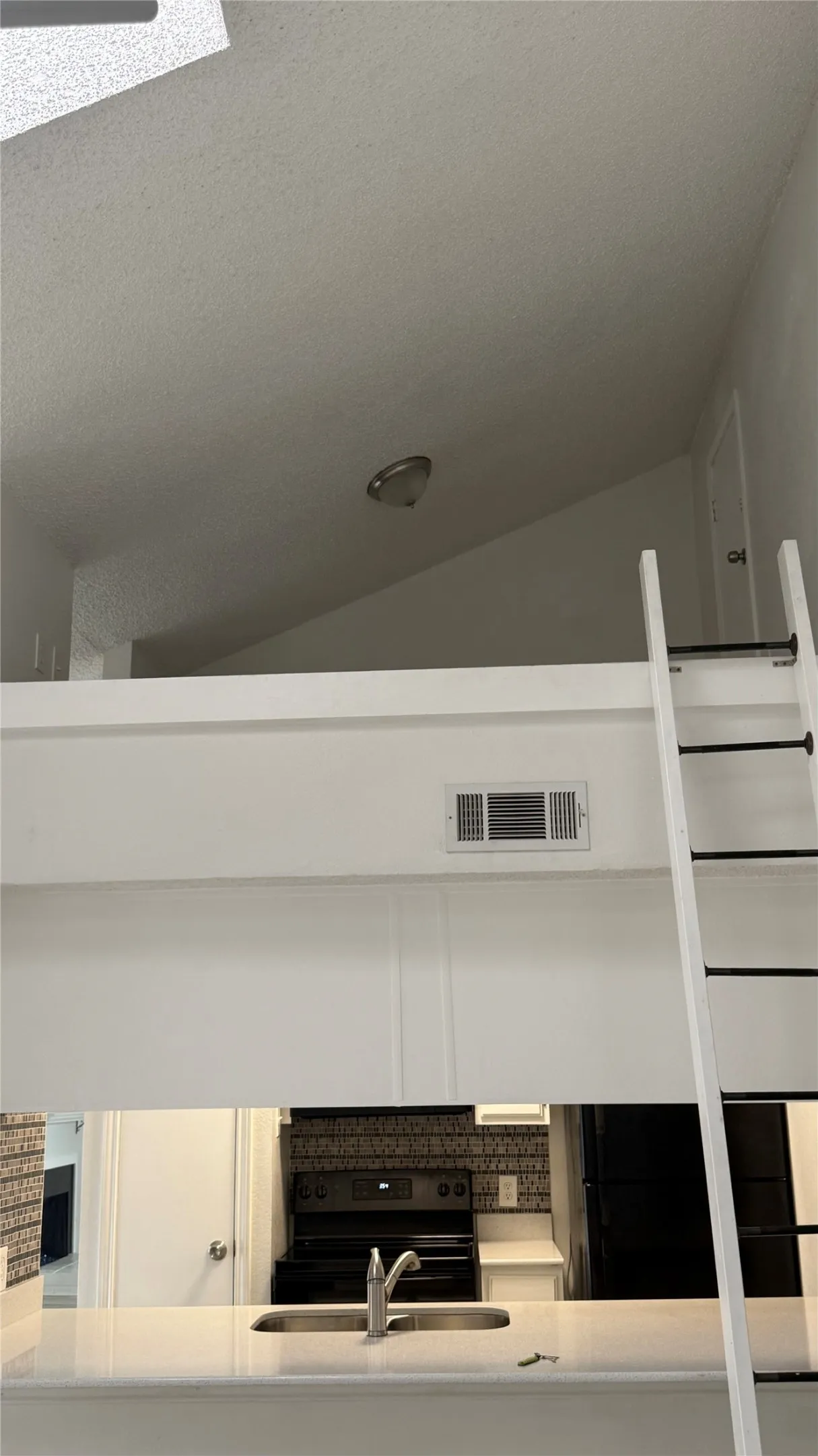 Condominium For Sale in Dallas County , 5750 Phoenix Drive 4, Dallas, Texas 75231, 1 Bedroom, 1 Bathroom, Garage spaces, 817 Sqft, built in 1981, Price $131,000, mls#21307753, Real Estate Agent in Dallas, Homes For Sale in Dallas county, Homes For Sale in Dallas, Realtor in Dallas Texas, Real Estate Brokerage Independent Realty Texas, Luminita Cordes Realtor