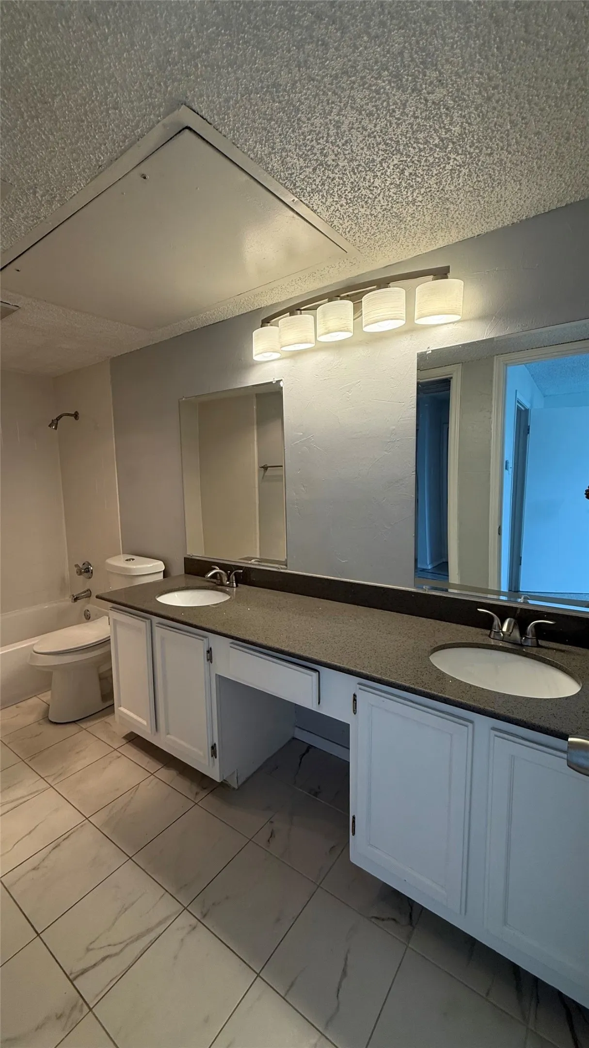 Condominium For Sale in Dallas County , 5750 Phoenix Drive 4, Dallas, Texas 75231, 1 Bedroom, 1 Bathroom, Garage spaces, 817 Sqft, built in 1981, Price $131,000, mls#21307753, Real Estate Agent in Dallas, Homes For Sale in Dallas county, Homes For Sale in Dallas, Realtor in Dallas Texas, Real Estate Brokerage Independent Realty Texas, Luminita Cordes Realtor