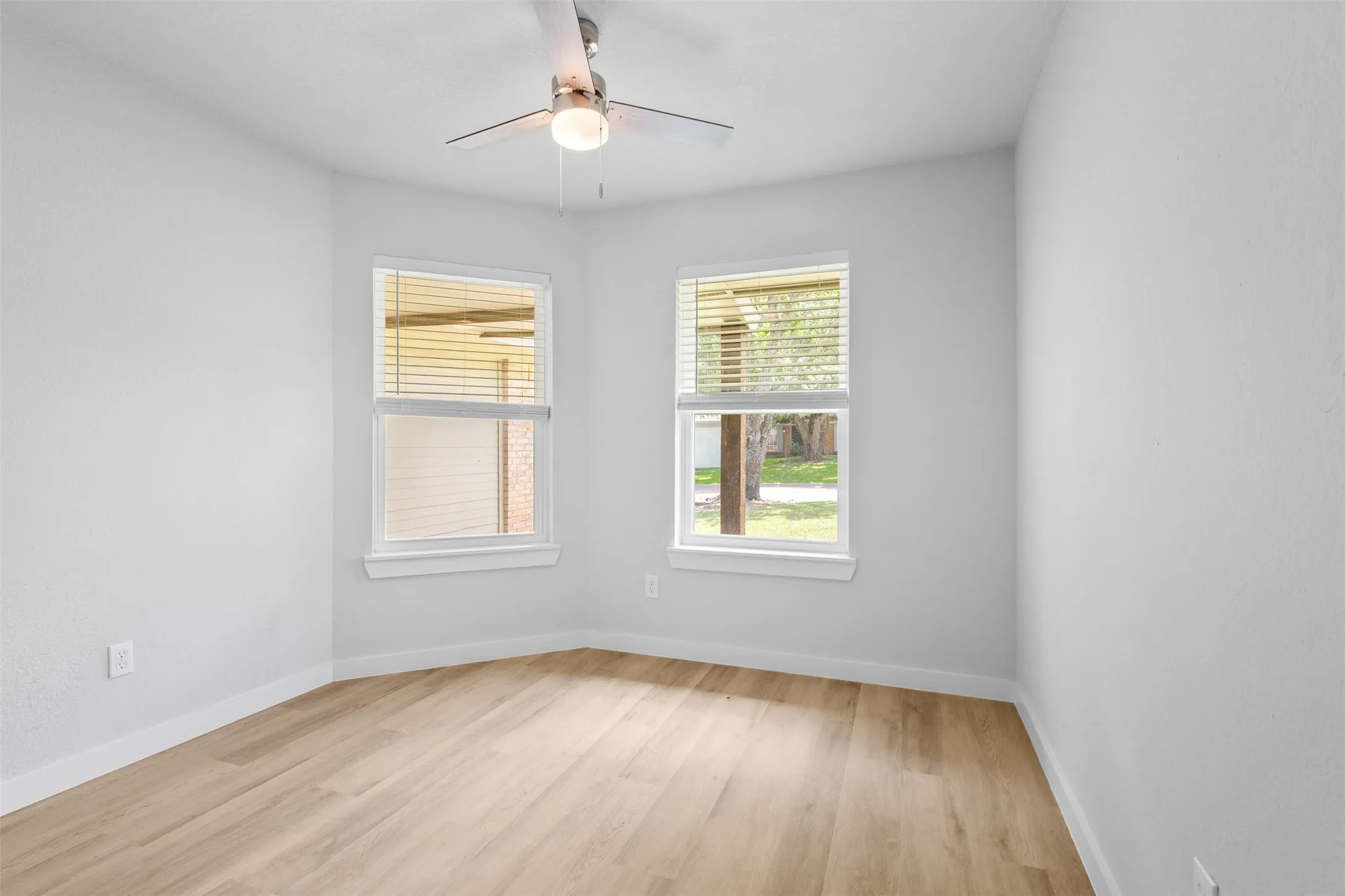 Single Family Residence For Sale in Rockwall County , 212 Mapleridge Drive, Rockwall, Texas 75032, 3 Bedroom, 2 Bathroom, 2 Garage spaces, 1,247 Sqft, built in 1985, mls#21290301, Real Estate Agent in Rockwall, Homes For Sale in Rockwall county, Homes For Sale in Rockwall, Realtor in Rockwall Texas, Real Estate Brokerage Independent Realty Texas, Luminita Cordes Realtor