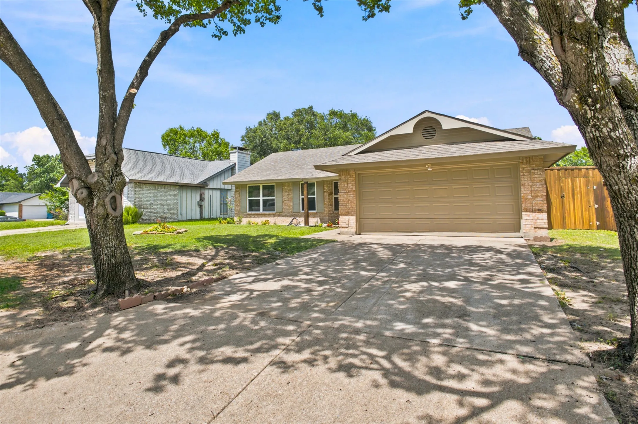 Single Family Residence For Sale in Rockwall County , 212 Mapleridge Drive, Rockwall, Texas 75032, 3 Bedroom, 2 Bathroom, 2 Garage spaces, 1,247 Sqft, built in 1985, mls#21290301, Real Estate Agent in Rockwall, Homes For Sale in Rockwall county, Homes For Sale in Rockwall, Realtor in Rockwall Texas, Real Estate Brokerage Independent Realty Texas, Luminita Cordes Realtor