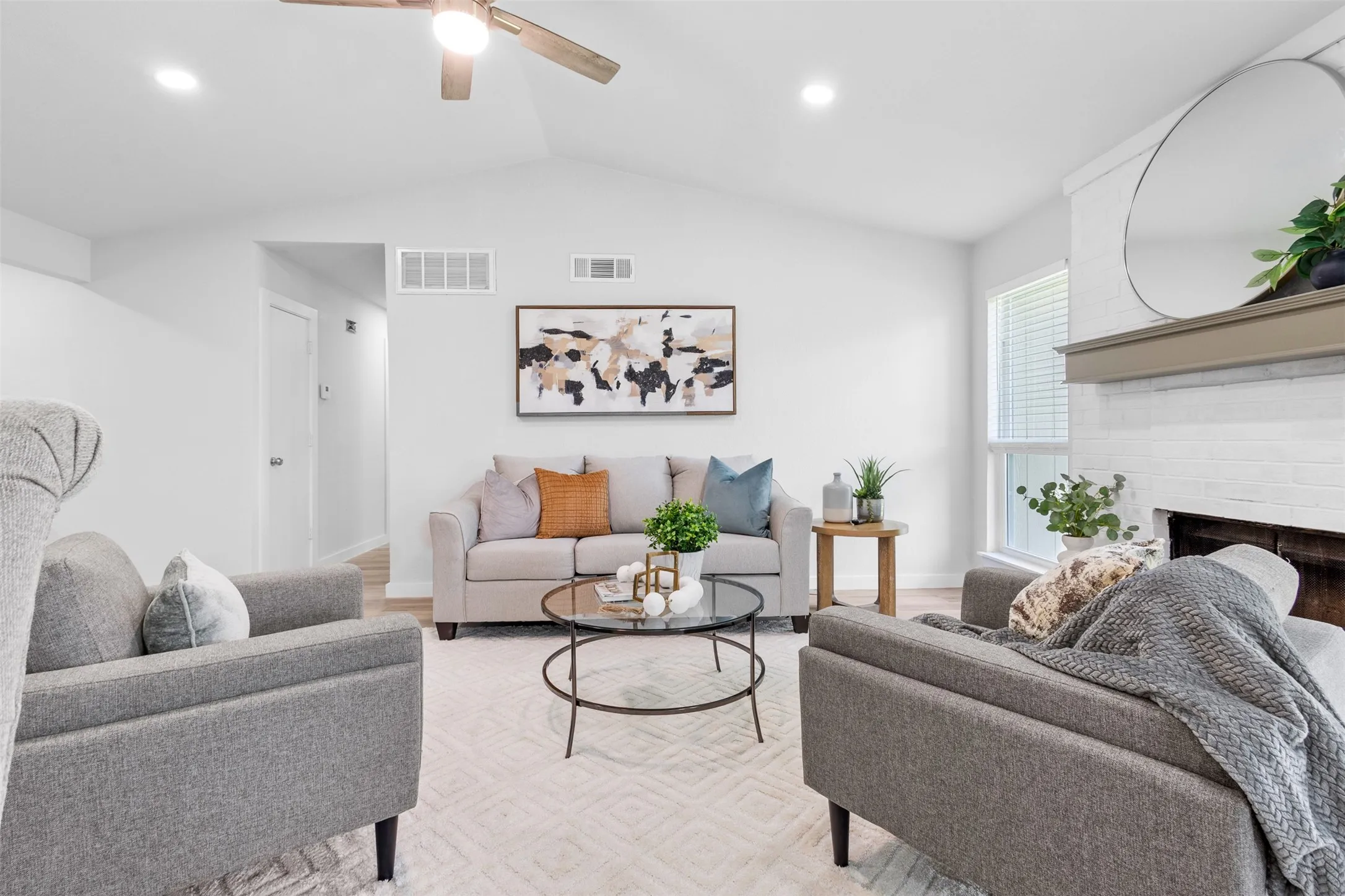 Single Family Residence For Sale in Rockwall County , 212 Mapleridge Drive, Rockwall, Texas 75032, 3 Bedroom, 2 Bathroom, 2 Garage spaces, 1,247 Sqft, built in 1985, mls#21290301, Real Estate Agent in Rockwall, Homes For Sale in Rockwall county, Homes For Sale in Rockwall, Realtor in Rockwall Texas, Real Estate Brokerage Independent Realty Texas, Luminita Cordes Realtor