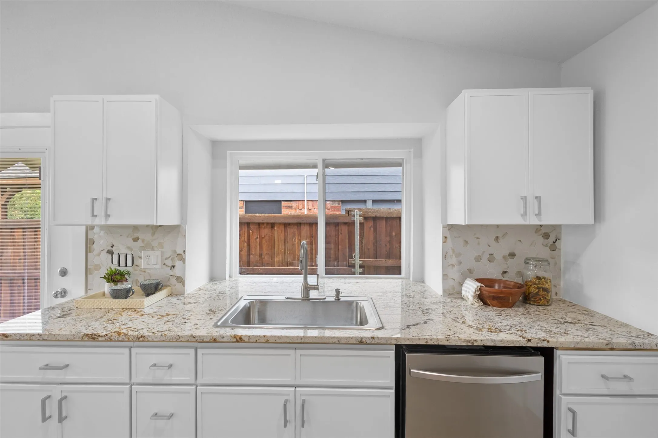 Single Family Residence For Sale in Rockwall County , 212 Mapleridge Drive, Rockwall, Texas 75032, 3 Bedroom, 2 Bathroom, 2 Garage spaces, 1,247 Sqft, built in 1985, mls#21290301, Real Estate Agent in Rockwall, Homes For Sale in Rockwall county, Homes For Sale in Rockwall, Realtor in Rockwall Texas, Real Estate Brokerage Independent Realty Texas, Luminita Cordes Realtor