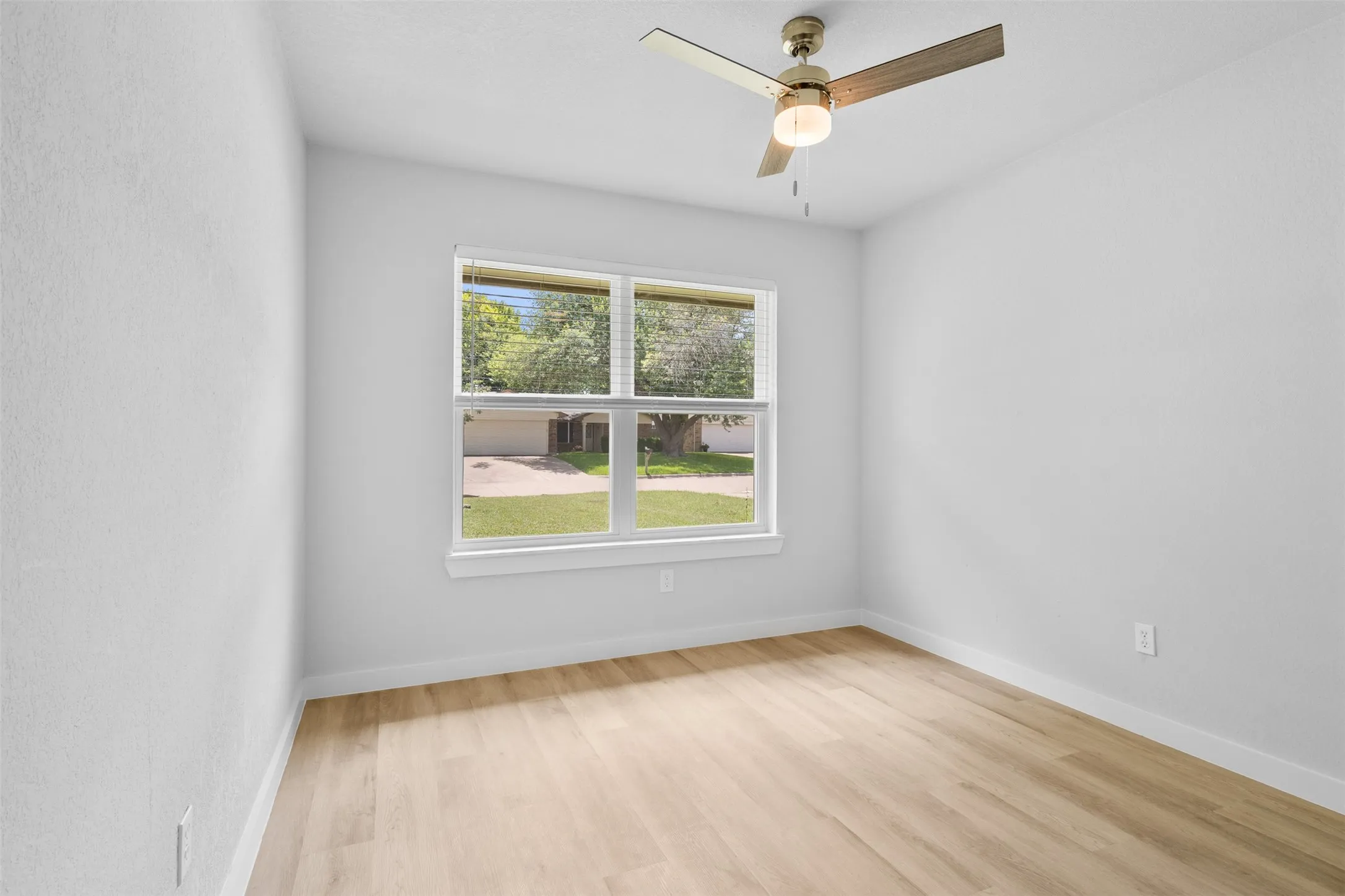 Single Family Residence For Sale in Rockwall County , 212 Mapleridge Drive, Rockwall, Texas 75032, 3 Bedroom, 2 Bathroom, 2 Garage spaces, 1,247 Sqft, built in 1985, mls#21290301, Real Estate Agent in Rockwall, Homes For Sale in Rockwall county, Homes For Sale in Rockwall, Realtor in Rockwall Texas, Real Estate Brokerage Independent Realty Texas, Luminita Cordes Realtor