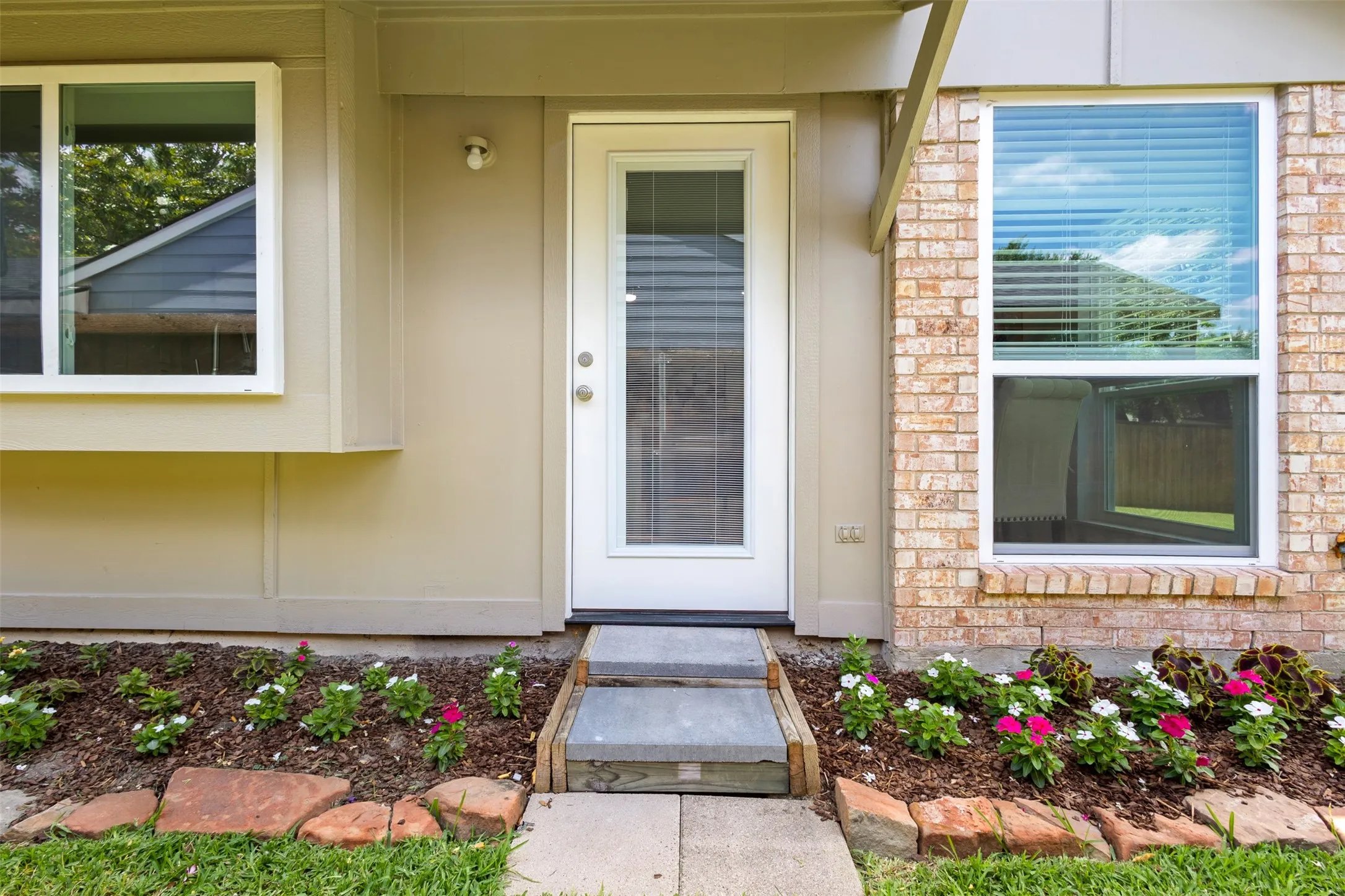 Single Family Residence For Sale in Rockwall County , 212 Mapleridge Drive, Rockwall, Texas 75032, 3 Bedroom, 2 Bathroom, 2 Garage spaces, 1,247 Sqft, built in 1985, mls#21290301, Real Estate Agent in Rockwall, Homes For Sale in Rockwall county, Homes For Sale in Rockwall, Realtor in Rockwall Texas, Real Estate Brokerage Independent Realty Texas, Luminita Cordes Realtor