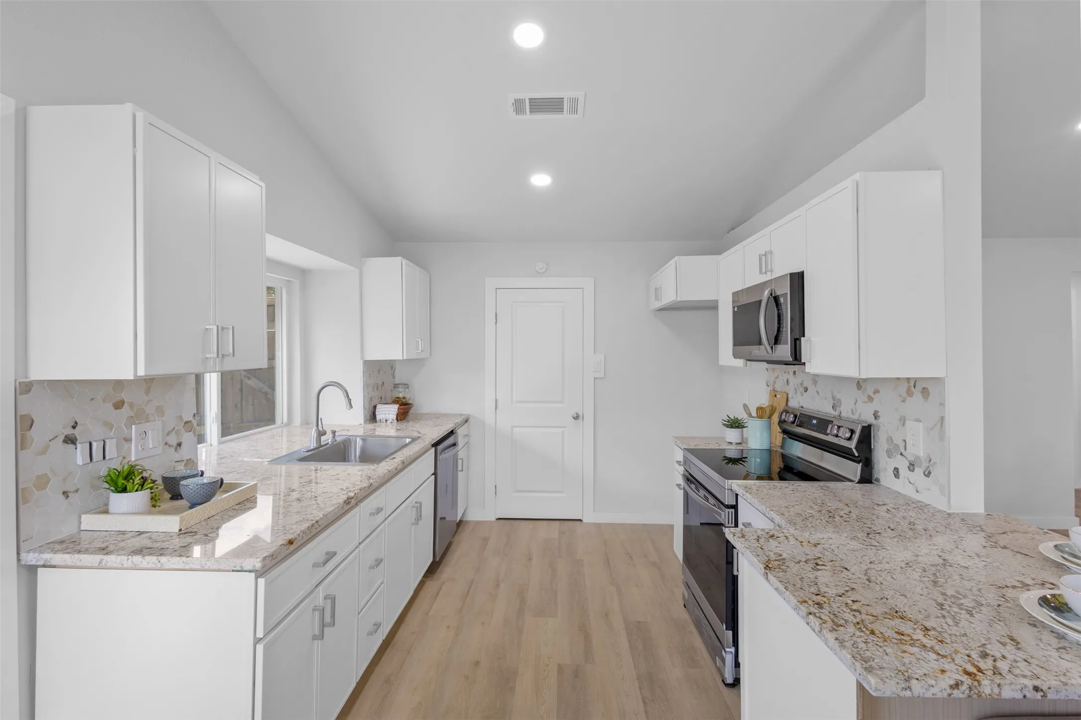 Single Family Residence For Sale in Rockwall County , 212 Mapleridge Drive, Rockwall, Texas 75032, 3 Bedroom, 2 Bathroom, 2 Garage spaces, 1,247 Sqft, built in 1985, mls#21290301, Real Estate Agent in Rockwall, Homes For Sale in Rockwall county, Homes For Sale in Rockwall, Realtor in Rockwall Texas, Real Estate Brokerage Independent Realty Texas, Luminita Cordes Realtor