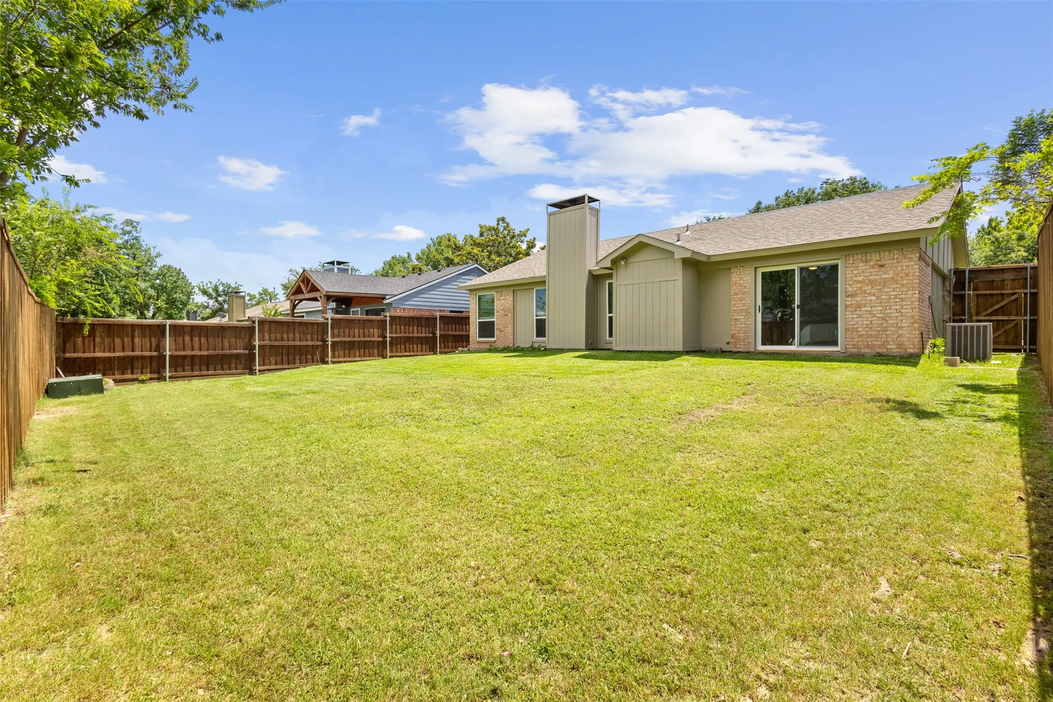 Single Family Residence For Sale in Rockwall County , 212 Mapleridge Drive, Rockwall, Texas 75032, 3 Bedroom, 2 Bathroom, 2 Garage spaces, 1,247 Sqft, built in 1985, mls#21290301, Real Estate Agent in Rockwall, Homes For Sale in Rockwall county, Homes For Sale in Rockwall, Realtor in Rockwall Texas, Real Estate Brokerage Independent Realty Texas, Luminita Cordes Realtor