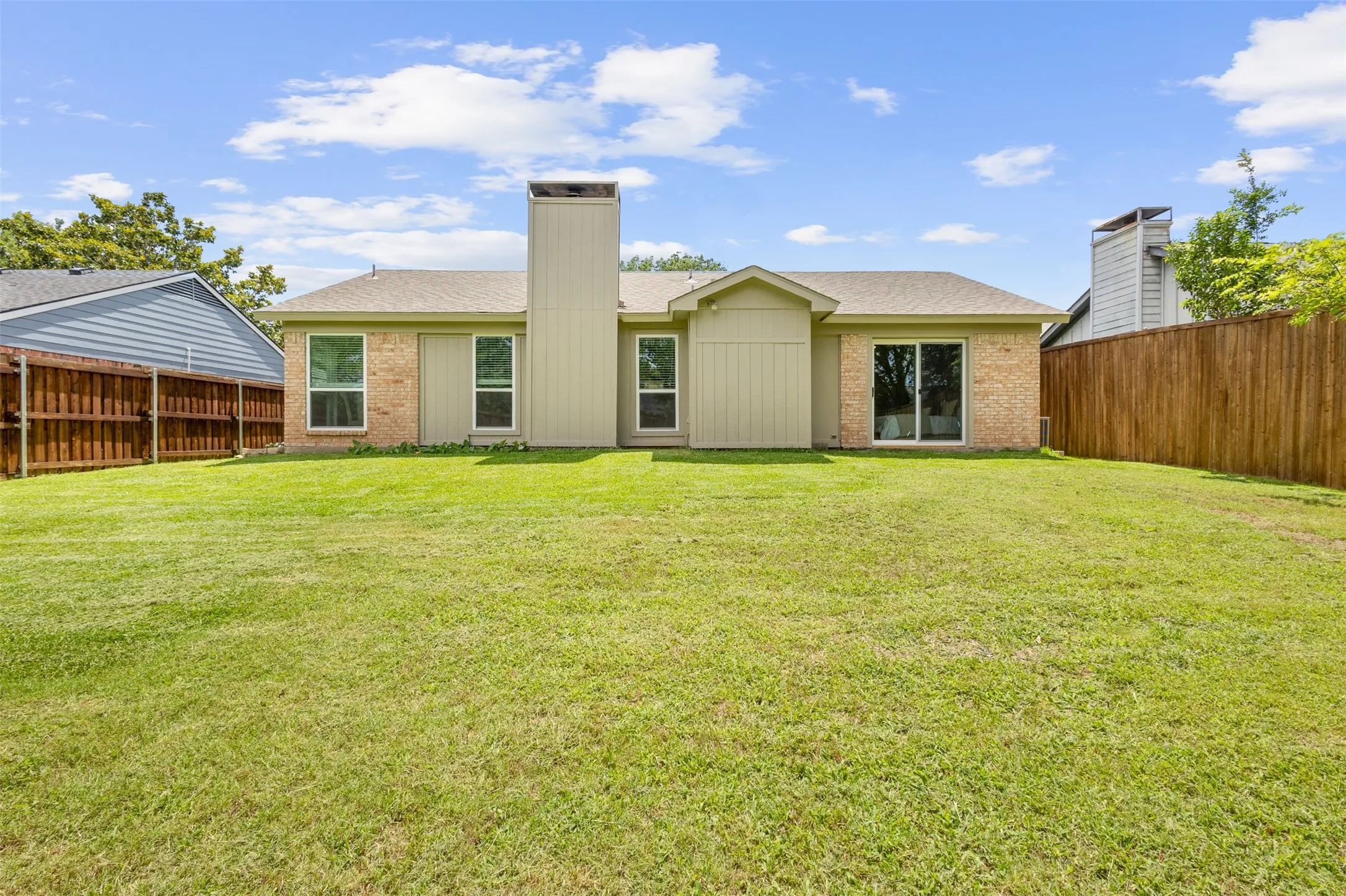 Single Family Residence For Sale in Rockwall County , 212 Mapleridge Drive, Rockwall, Texas 75032, 3 Bedroom, 2 Bathroom, 2 Garage spaces, 1,247 Sqft, built in 1985, mls#21290301, Real Estate Agent in Rockwall, Homes For Sale in Rockwall county, Homes For Sale in Rockwall, Realtor in Rockwall Texas, Real Estate Brokerage Independent Realty Texas, Luminita Cordes Realtor