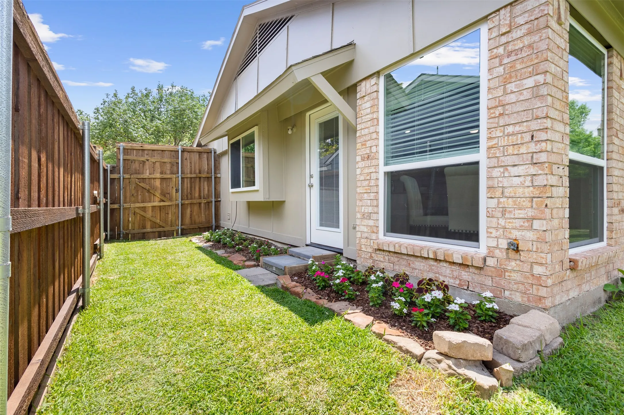 Single Family Residence For Sale in Rockwall County , 212 Mapleridge Drive, Rockwall, Texas 75032, 3 Bedroom, 2 Bathroom, 2 Garage spaces, 1,247 Sqft, built in 1985, mls#21290301, Real Estate Agent in Rockwall, Homes For Sale in Rockwall county, Homes For Sale in Rockwall, Realtor in Rockwall Texas, Real Estate Brokerage Independent Realty Texas, Luminita Cordes Realtor