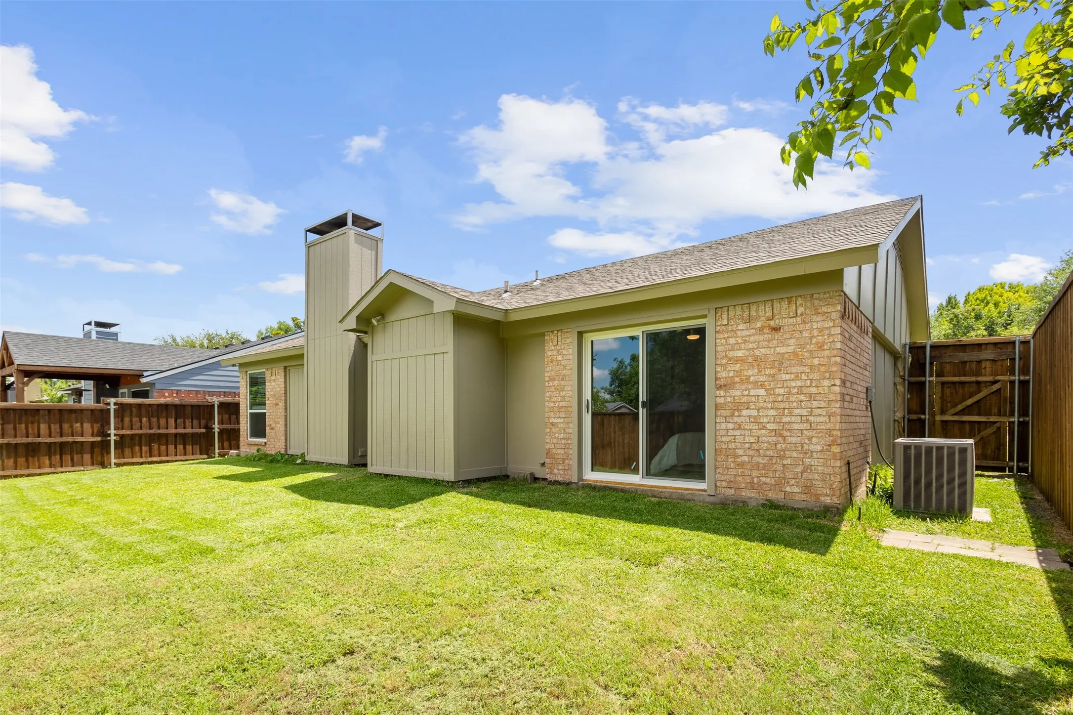 Single Family Residence For Sale in Rockwall County , 212 Mapleridge Drive, Rockwall, Texas 75032, 3 Bedroom, 2 Bathroom, 2 Garage spaces, 1,247 Sqft, built in 1985, mls#21290301, Real Estate Agent in Rockwall, Homes For Sale in Rockwall county, Homes For Sale in Rockwall, Realtor in Rockwall Texas, Real Estate Brokerage Independent Realty Texas, Luminita Cordes Realtor