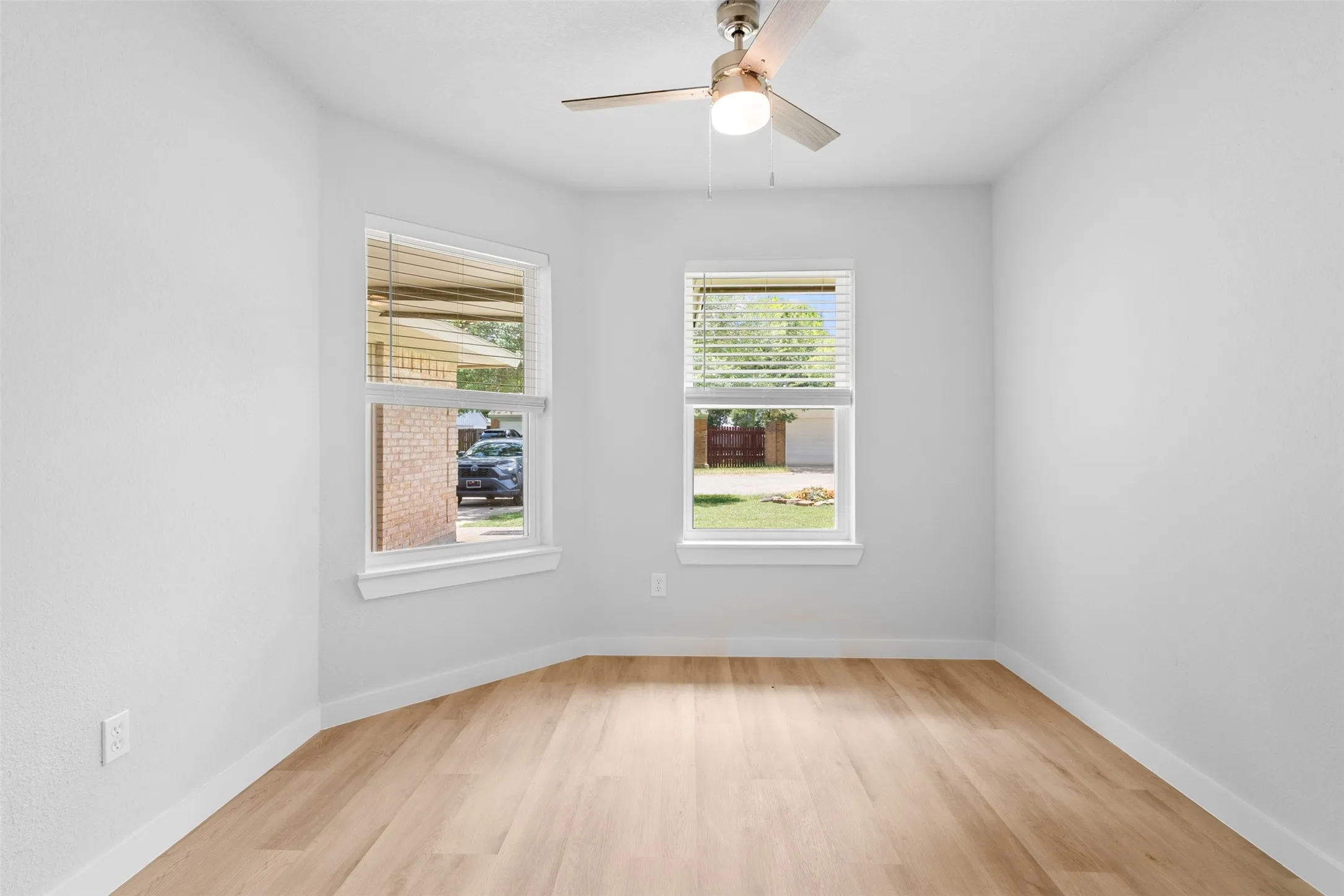 Single Family Residence For Sale in Rockwall County , 212 Mapleridge Drive, Rockwall, Texas 75032, 3 Bedroom, 2 Bathroom, 2 Garage spaces, 1,247 Sqft, built in 1985, mls#21290301, Real Estate Agent in Rockwall, Homes For Sale in Rockwall county, Homes For Sale in Rockwall, Realtor in Rockwall Texas, Real Estate Brokerage Independent Realty Texas, Luminita Cordes Realtor