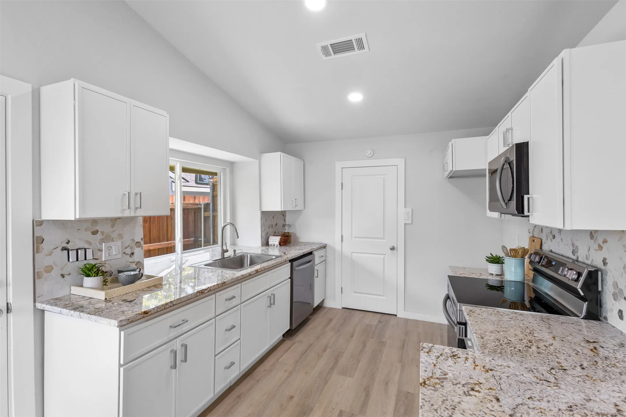 Single Family Residence For Sale in Rockwall County , 212 Mapleridge Drive, Rockwall, Texas 75032, 3 Bedroom, 2 Bathroom, 2 Garage spaces, 1,247 Sqft, built in 1985, mls#21290301, Real Estate Agent in Rockwall, Homes For Sale in Rockwall county, Homes For Sale in Rockwall, Realtor in Rockwall Texas, Real Estate Brokerage Independent Realty Texas, Luminita Cordes Realtor