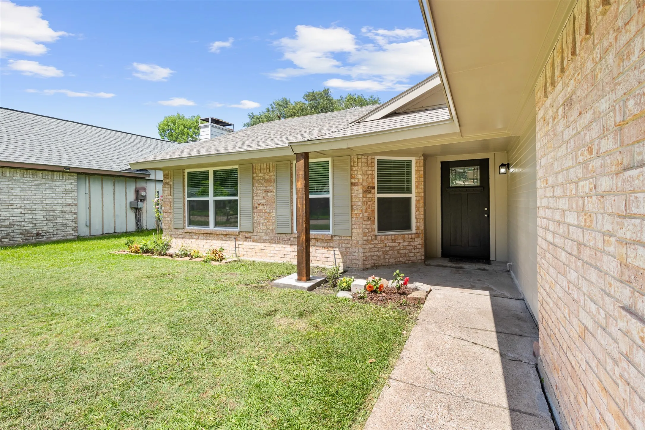 Single Family Residence For Sale in Rockwall County , 212 Mapleridge Drive, Rockwall, Texas 75032, 3 Bedroom, 2 Bathroom, 2 Garage spaces, 1,247 Sqft, built in 1985, mls#21290301, Real Estate Agent in Rockwall, Homes For Sale in Rockwall county, Homes For Sale in Rockwall, Realtor in Rockwall Texas, Real Estate Brokerage Independent Realty Texas, Luminita Cordes Realtor