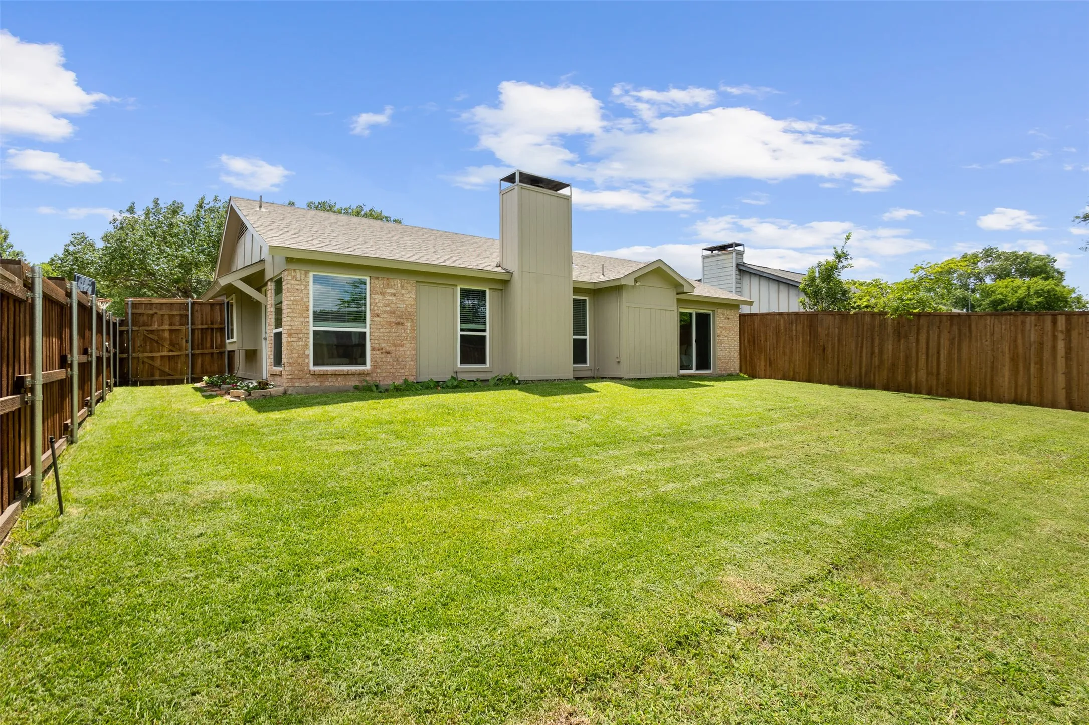 Single Family Residence For Sale in Rockwall County , 212 Mapleridge Drive, Rockwall, Texas 75032, 3 Bedroom, 2 Bathroom, 2 Garage spaces, 1,247 Sqft, built in 1985, mls#21290301, Real Estate Agent in Rockwall, Homes For Sale in Rockwall county, Homes For Sale in Rockwall, Realtor in Rockwall Texas, Real Estate Brokerage Independent Realty Texas, Luminita Cordes Realtor
