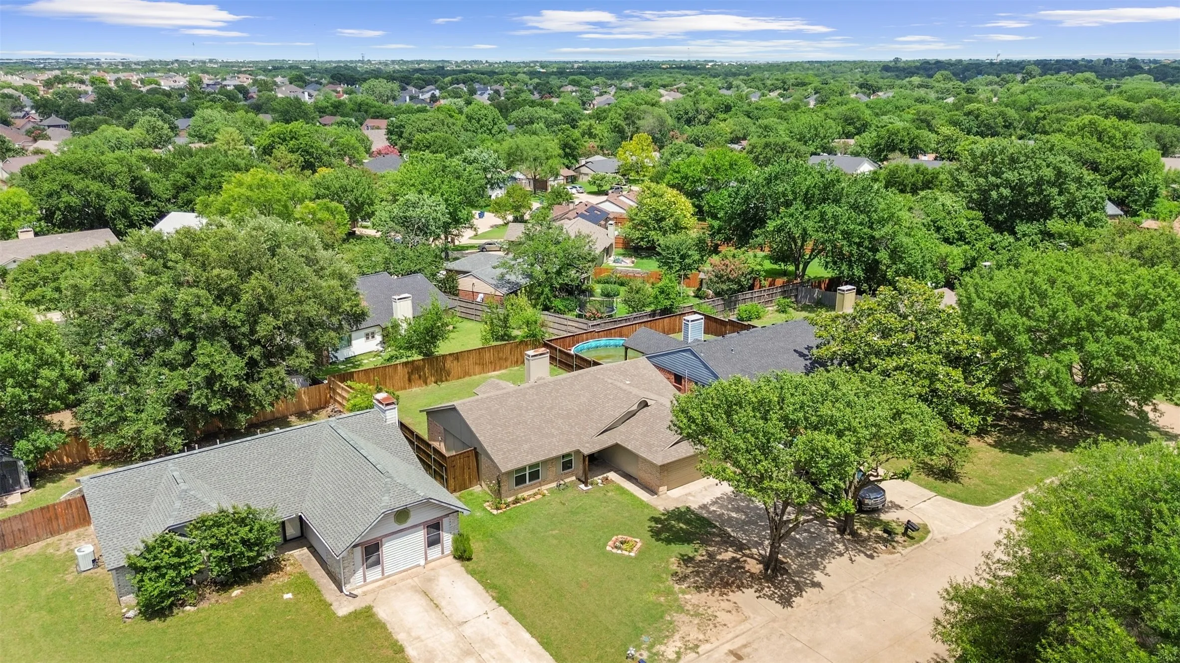 Single Family Residence For Sale in Rockwall County , 212 Mapleridge Drive, Rockwall, Texas 75032, 3 Bedroom, 2 Bathroom, 2 Garage spaces, 1,247 Sqft, built in 1985, mls#21290301, Real Estate Agent in Rockwall, Homes For Sale in Rockwall county, Homes For Sale in Rockwall, Realtor in Rockwall Texas, Real Estate Brokerage Independent Realty Texas, Luminita Cordes Realtor