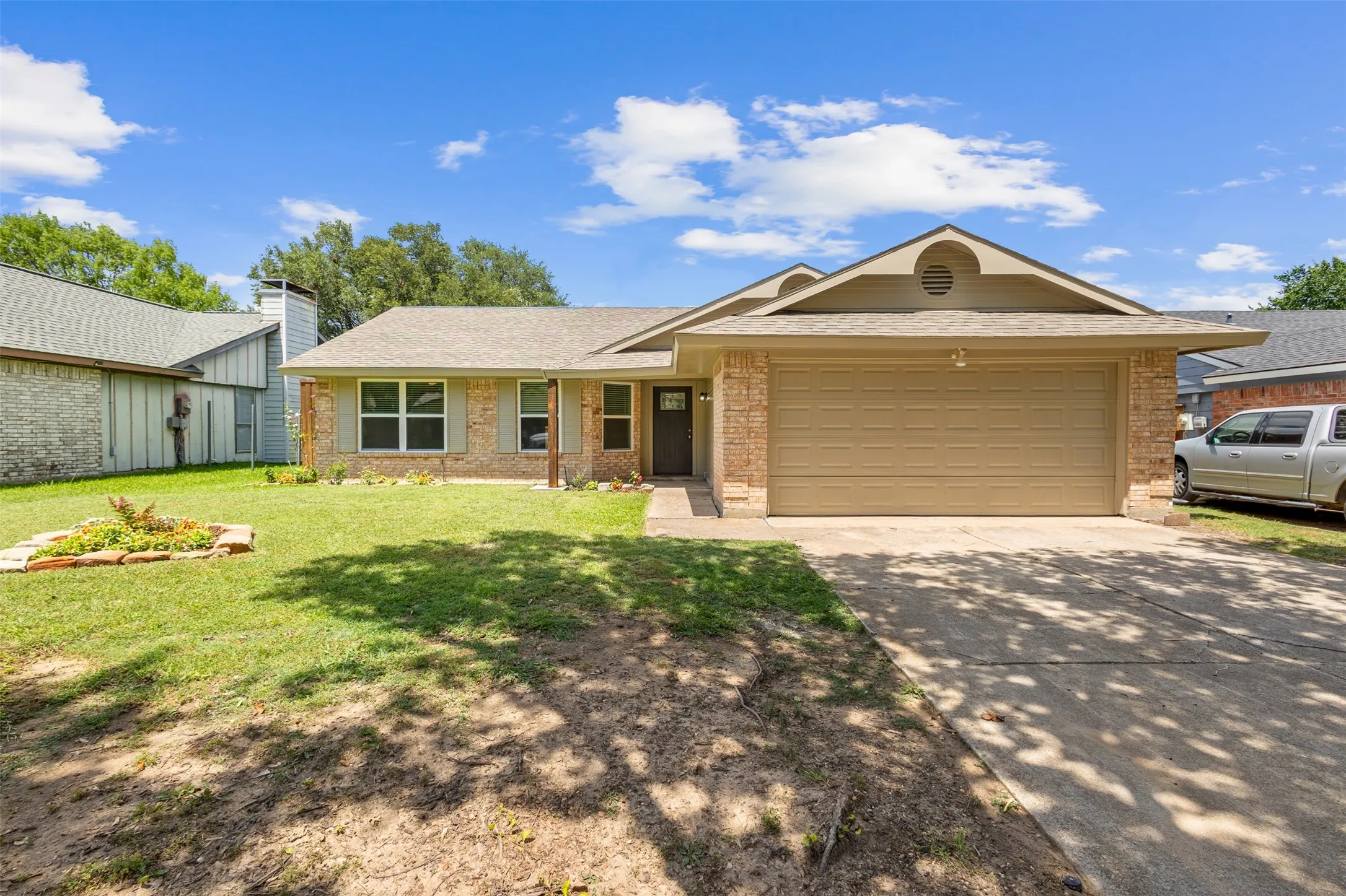 Single Family Residence For Sale in Rockwall County , 212 Mapleridge Drive, Rockwall, Texas 75032, 3 Bedroom, 2 Bathroom, 2 Garage spaces, 1,247 Sqft, built in 1985, mls#21290301, Real Estate Agent in Rockwall, Homes For Sale in Rockwall county, Homes For Sale in Rockwall, Realtor in Rockwall Texas, Real Estate Brokerage Independent Realty Texas, Luminita Cordes Realtor
