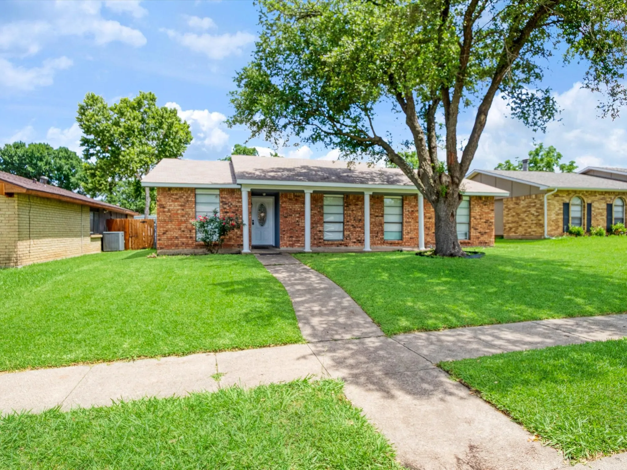 Single Family Residence For Sale in Dallas County , 7232 Long Canyon Trail, Dallas, Texas 75249, 4 Bedroom, 2 Bathroom, Garage spaces, 1,760 Sqft, built in 1977, mls#21308156, Real Estate Agent in Dallas, Homes For Sale in Dallas county, Homes For Sale in Dallas, Realtor in Dallas Texas, Real Estate Brokerage Independent Realty Texas, Luminita Cordes Realtor