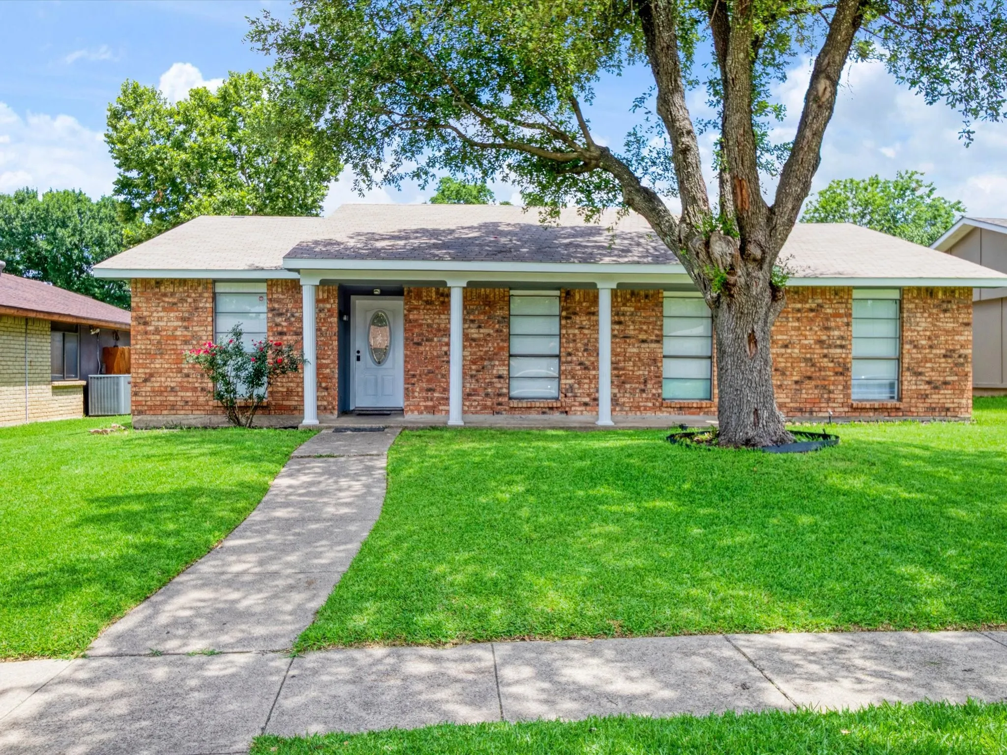 Single Family Residence For Sale in Dallas County , 7232 Long Canyon Trail, Dallas, Texas 75249, 4 Bedroom, 2 Bathroom, Garage spaces, 1,760 Sqft, built in 1977, mls#21308156, Real Estate Agent in Dallas, Homes For Sale in Dallas county, Homes For Sale in Dallas, Realtor in Dallas Texas, Real Estate Brokerage Independent Realty Texas, Luminita Cordes Realtor