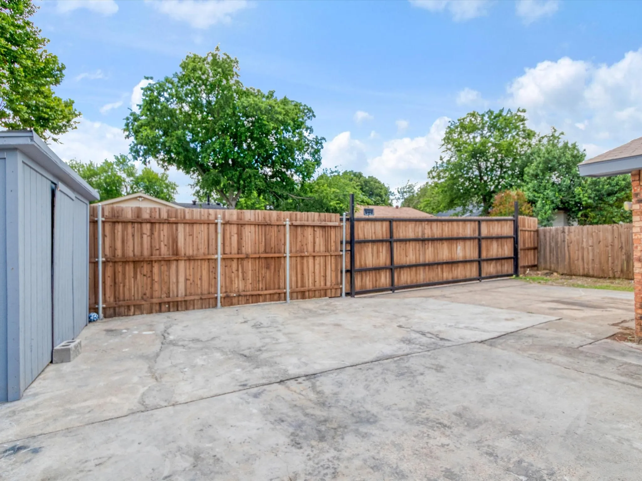 Single Family Residence For Sale in Dallas County , 7232 Long Canyon Trail, Dallas, Texas 75249, 4 Bedroom, 2 Bathroom, Garage spaces, 1,760 Sqft, built in 1977, mls#21308156, Real Estate Agent in Dallas, Homes For Sale in Dallas county, Homes For Sale in Dallas, Realtor in Dallas Texas, Real Estate Brokerage Independent Realty Texas, Luminita Cordes Realtor