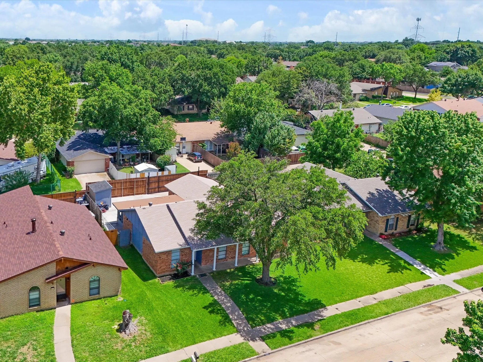 Single Family Residence For Sale in Dallas County , 7232 Long Canyon Trail, Dallas, Texas 75249, 4 Bedroom, 2 Bathroom, Garage spaces, 1,760 Sqft, built in 1977, mls#21308156, Real Estate Agent in Dallas, Homes For Sale in Dallas county, Homes For Sale in Dallas, Realtor in Dallas Texas, Real Estate Brokerage Independent Realty Texas, Luminita Cordes Realtor