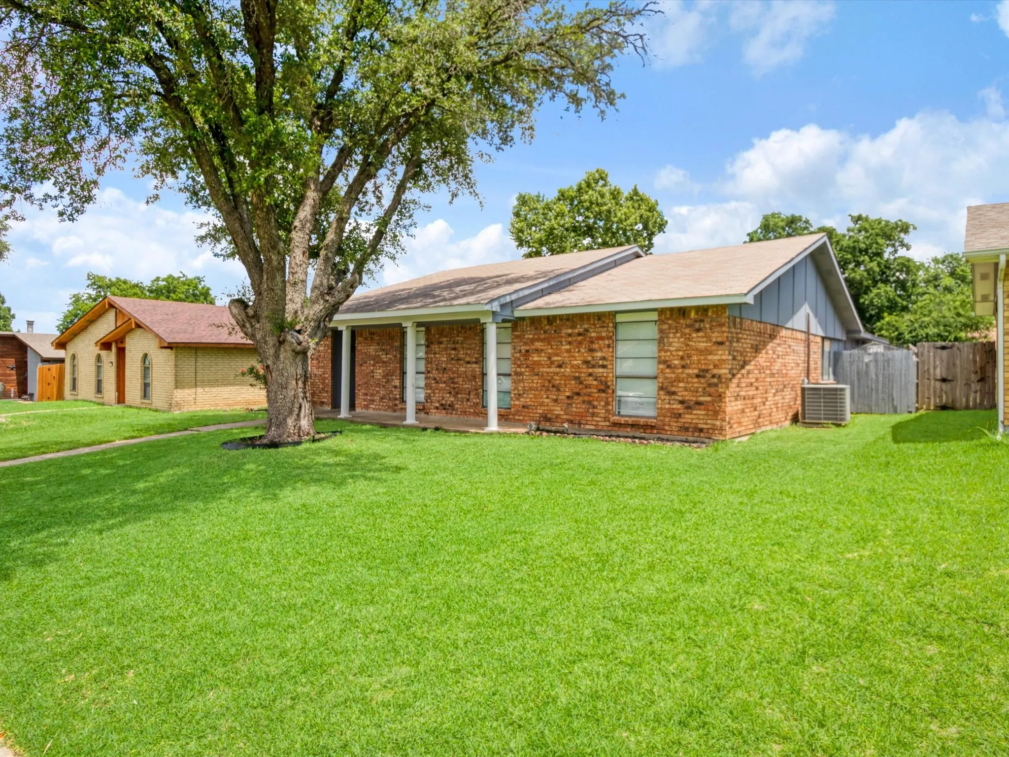Single Family Residence For Sale in Dallas County , 7232 Long Canyon Trail, Dallas, Texas 75249, 4 Bedroom, 2 Bathroom, Garage spaces, 1,760 Sqft, built in 1977, mls#21308156, Real Estate Agent in Dallas, Homes For Sale in Dallas county, Homes For Sale in Dallas, Realtor in Dallas Texas, Real Estate Brokerage Independent Realty Texas, Luminita Cordes Realtor