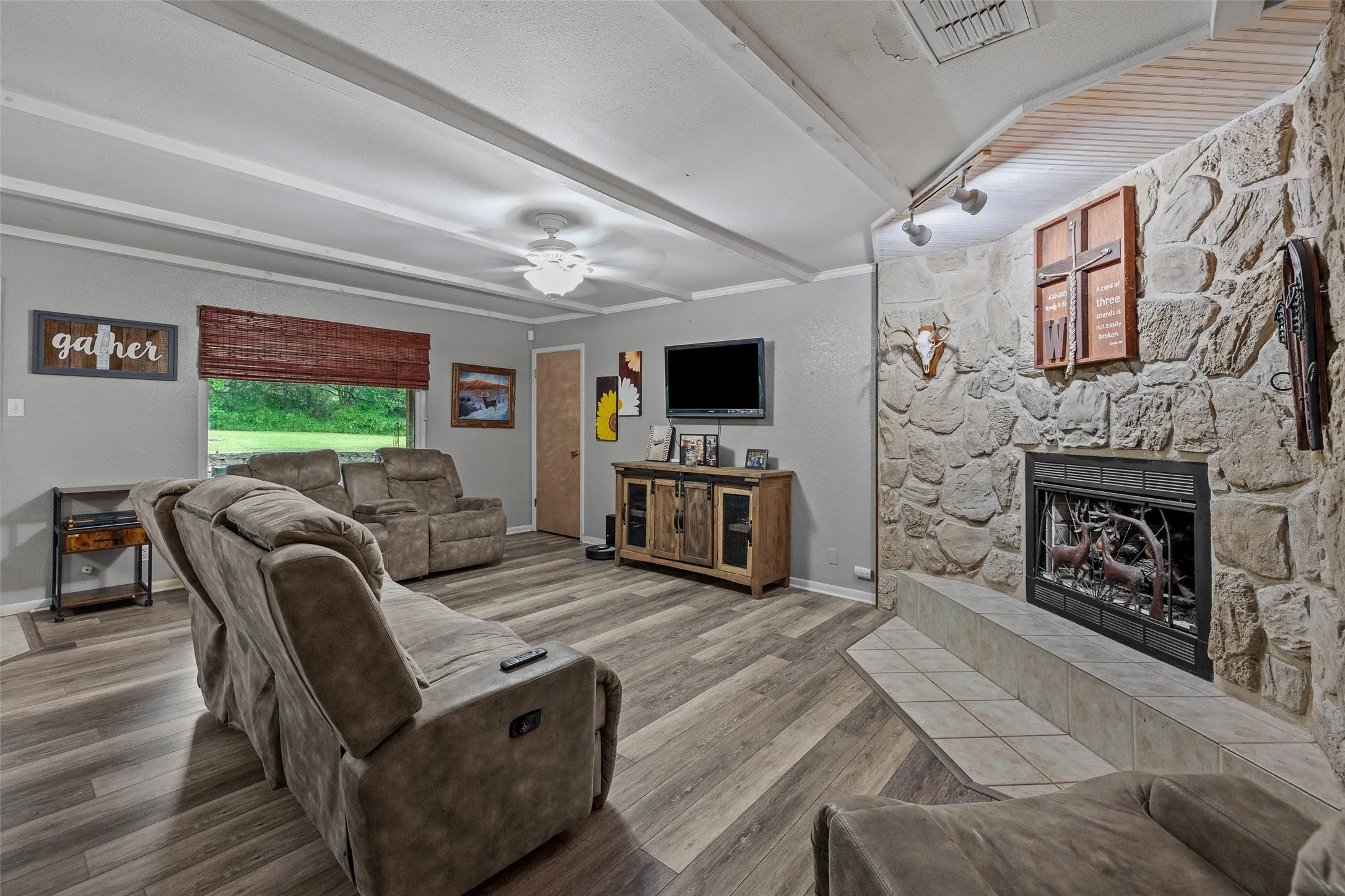 Single Family Residence For Sale in Hood County , 4111 Davis Road, Granbury, Texas 76049, 3 Bedroom, 2 Bathroom, 2 Garage spaces, 1,456 Sqft, built in 1978, mls#21308158, Real Estate Agent in Granbury, Homes For Sale in Hood county, Homes For Sale in Granbury, Realtor in Granbury Texas, Real Estate Brokerage Independent Realty Texas, Luminita Cordes Realtor