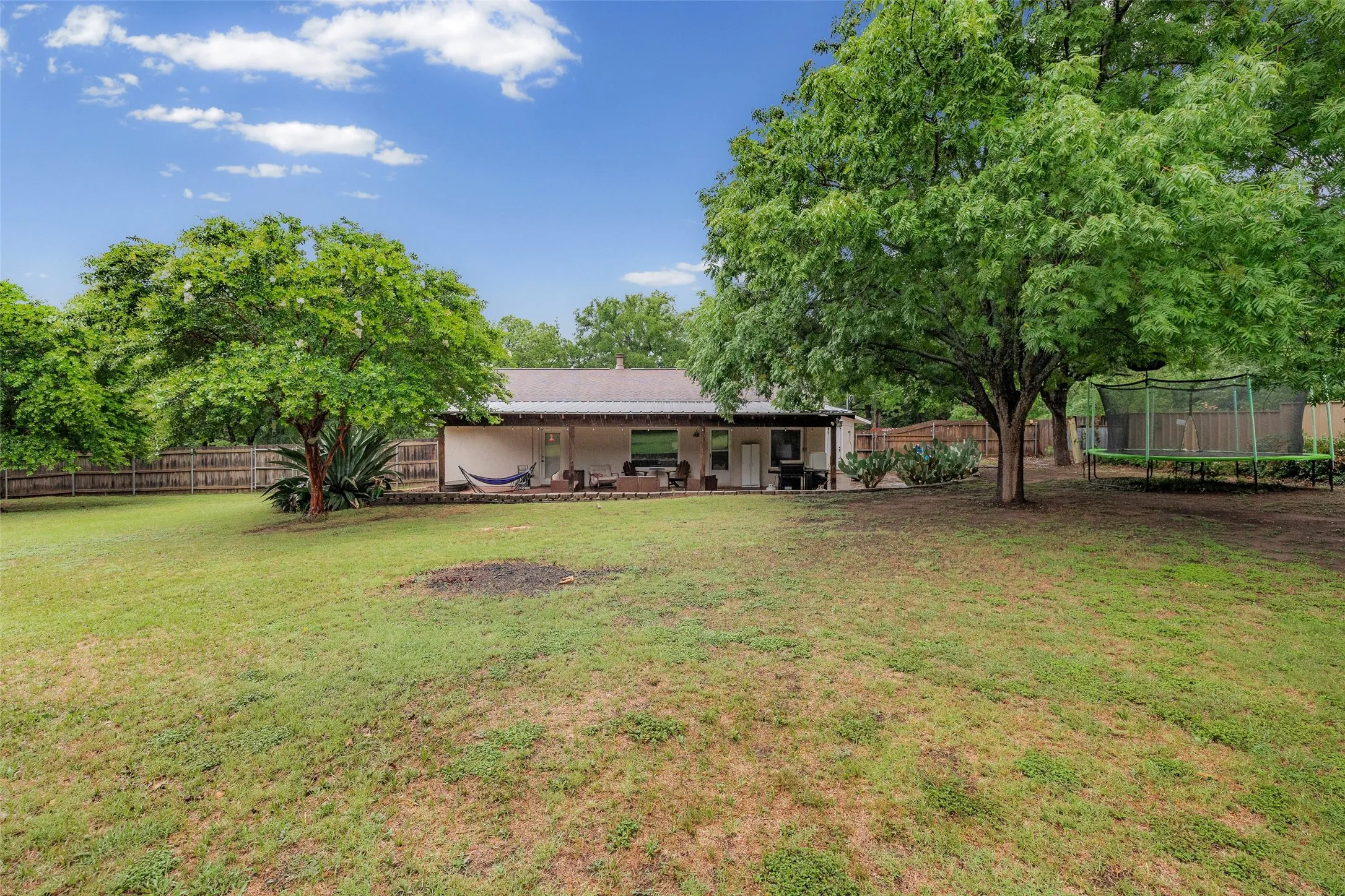 Single Family Residence For Sale in Hood County , 4111 Davis Road, Granbury, Texas 76049, 3 Bedroom, 2 Bathroom, 2 Garage spaces, 1,456 Sqft, built in 1978, mls#21308158, Real Estate Agent in Granbury, Homes For Sale in Hood county, Homes For Sale in Granbury, Realtor in Granbury Texas, Real Estate Brokerage Independent Realty Texas, Luminita Cordes Realtor