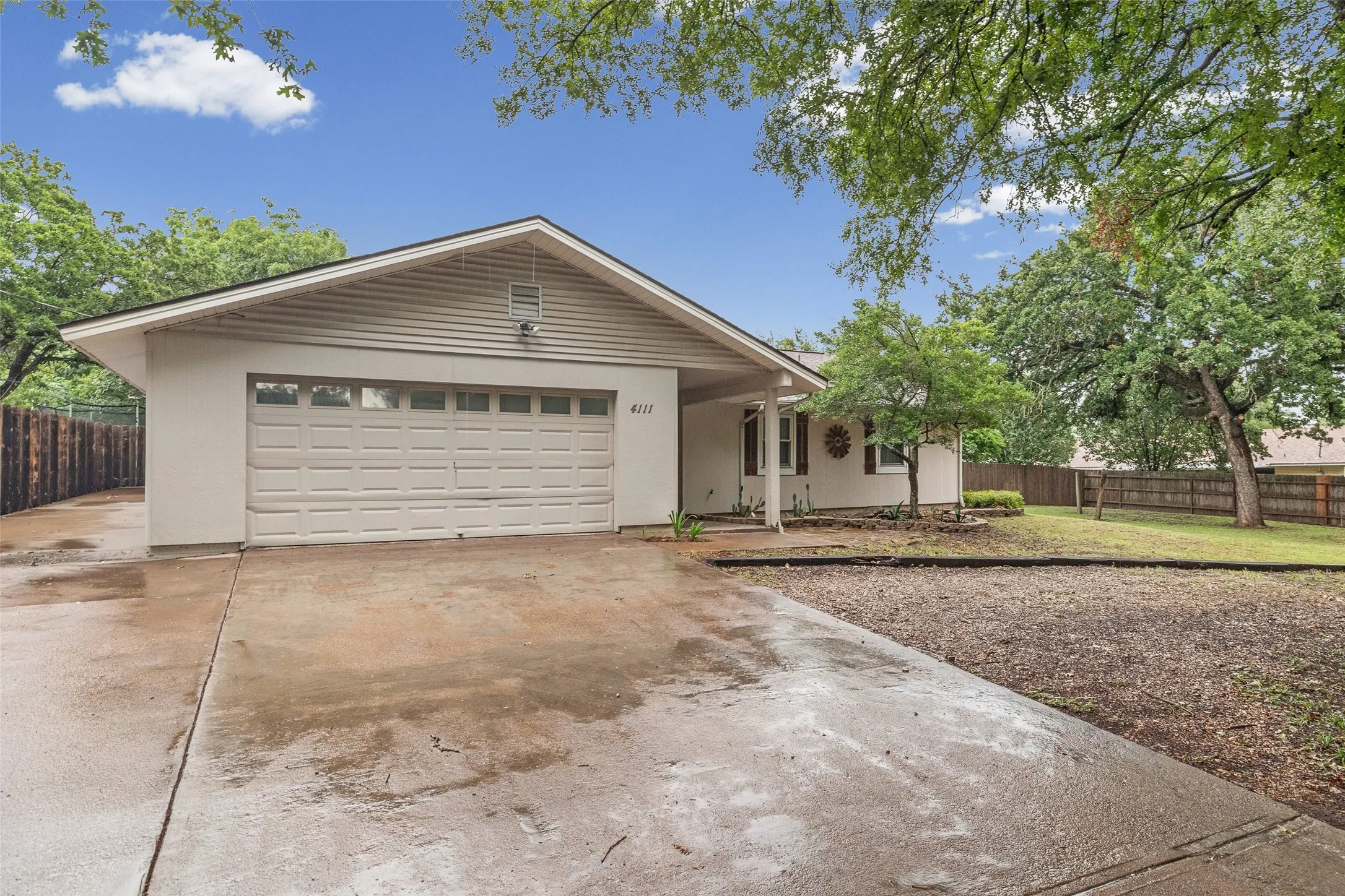 Single Family Residence For Sale in Hood County , 4111 Davis Road, Granbury, Texas 76049, 3 Bedroom, 2 Bathroom, 2 Garage spaces, 1,456 Sqft, built in 1978, mls#21308158, Real Estate Agent in Granbury, Homes For Sale in Hood county, Homes For Sale in Granbury, Realtor in Granbury Texas, Real Estate Brokerage Independent Realty Texas, Luminita Cordes Realtor
