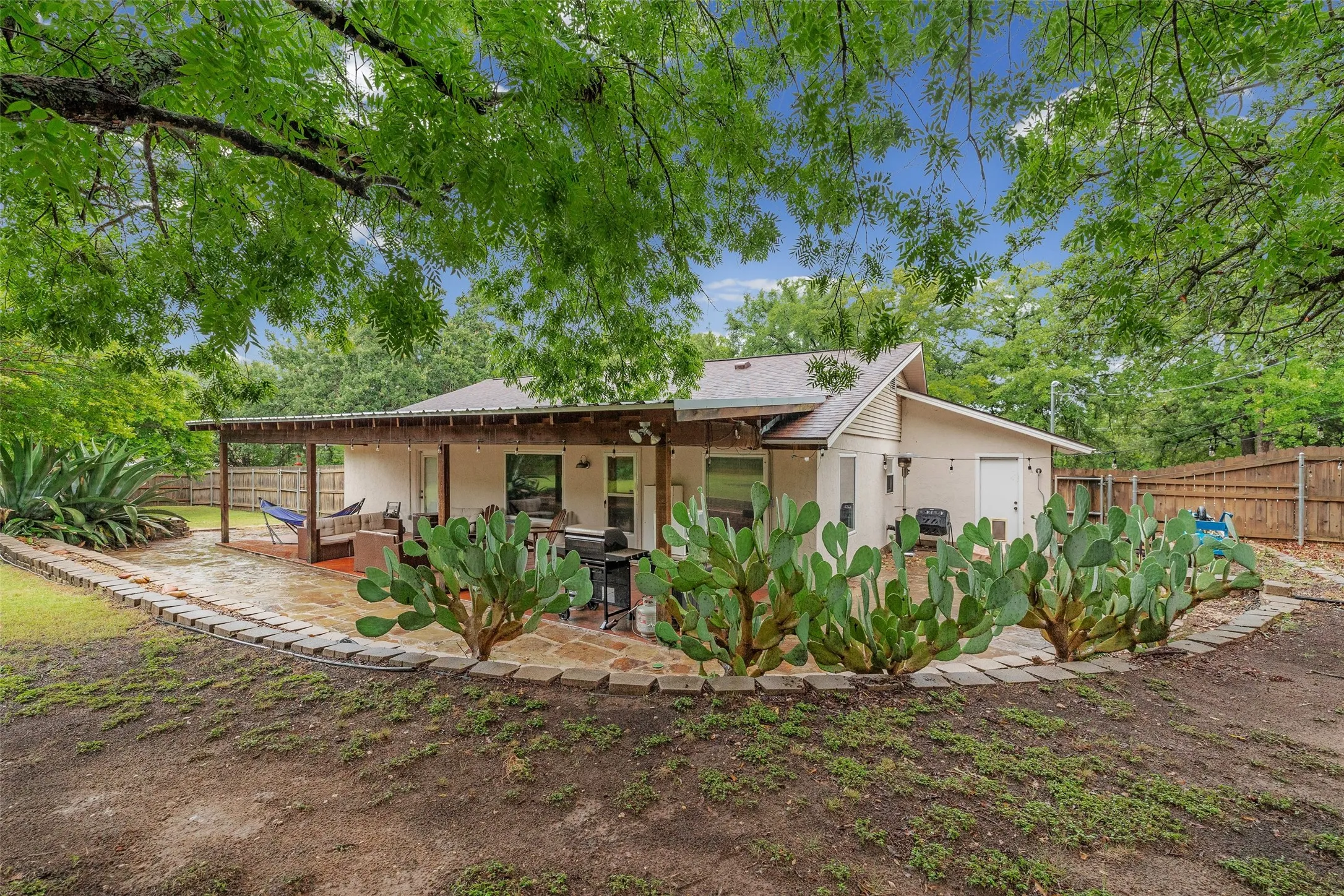 Single Family Residence For Sale in Hood County , 4111 Davis Road, Granbury, Texas 76049, 3 Bedroom, 2 Bathroom, 2 Garage spaces, 1,456 Sqft, built in 1978, mls#21308158, Real Estate Agent in Granbury, Homes For Sale in Hood county, Homes For Sale in Granbury, Realtor in Granbury Texas, Real Estate Brokerage Independent Realty Texas, Luminita Cordes Realtor