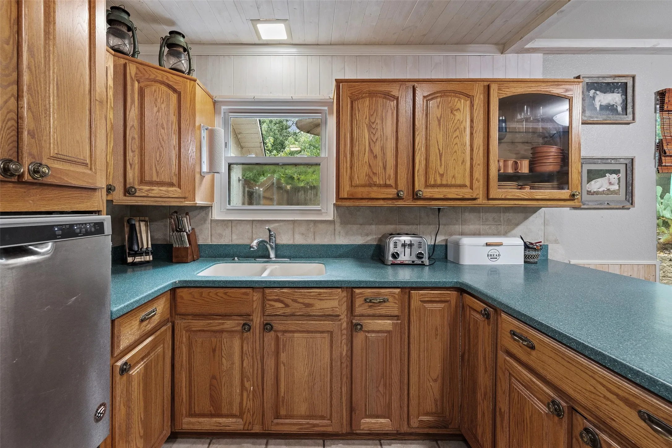 Single Family Residence For Sale in Hood County , 4111 Davis Road, Granbury, Texas 76049, 3 Bedroom, 2 Bathroom, 2 Garage spaces, 1,456 Sqft, built in 1978, mls#21308158, Real Estate Agent in Granbury, Homes For Sale in Hood county, Homes For Sale in Granbury, Realtor in Granbury Texas, Real Estate Brokerage Independent Realty Texas, Luminita Cordes Realtor