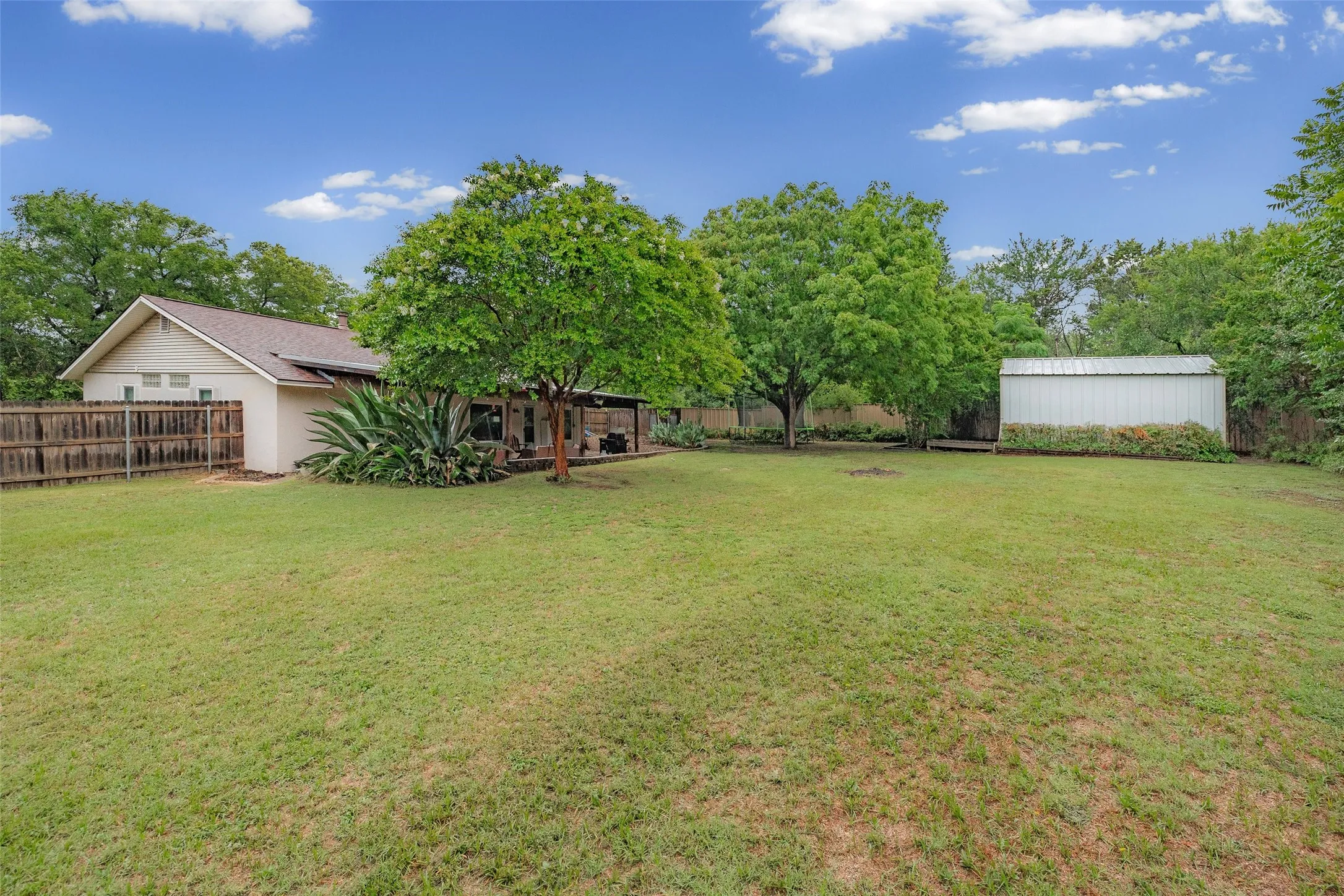 Single Family Residence For Sale in Hood County , 4111 Davis Road, Granbury, Texas 76049, 3 Bedroom, 2 Bathroom, 2 Garage spaces, 1,456 Sqft, built in 1978, mls#21308158, Real Estate Agent in Granbury, Homes For Sale in Hood county, Homes For Sale in Granbury, Realtor in Granbury Texas, Real Estate Brokerage Independent Realty Texas, Luminita Cordes Realtor