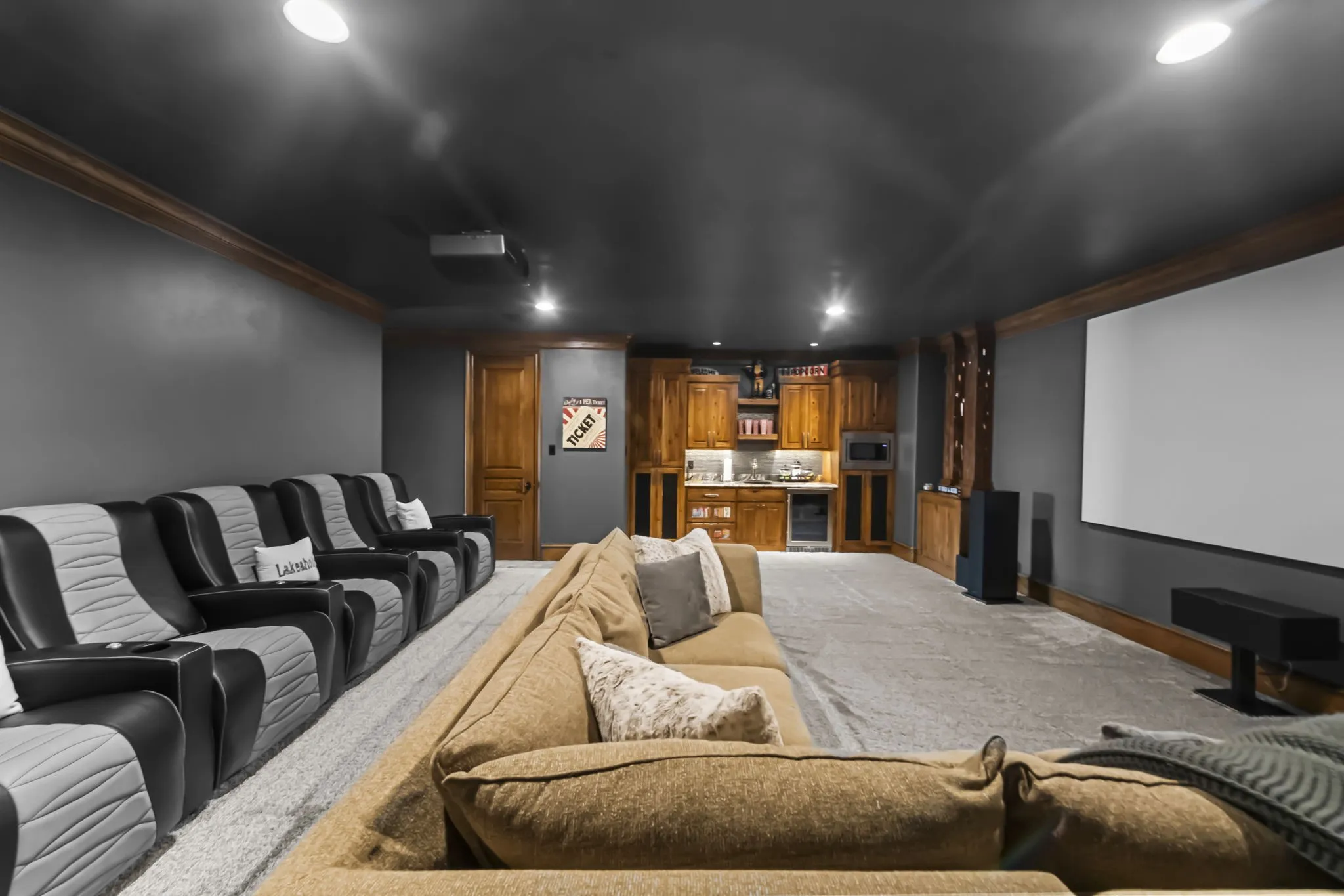 Professional quality thater/ gaming room with wet bar and POPCORN!