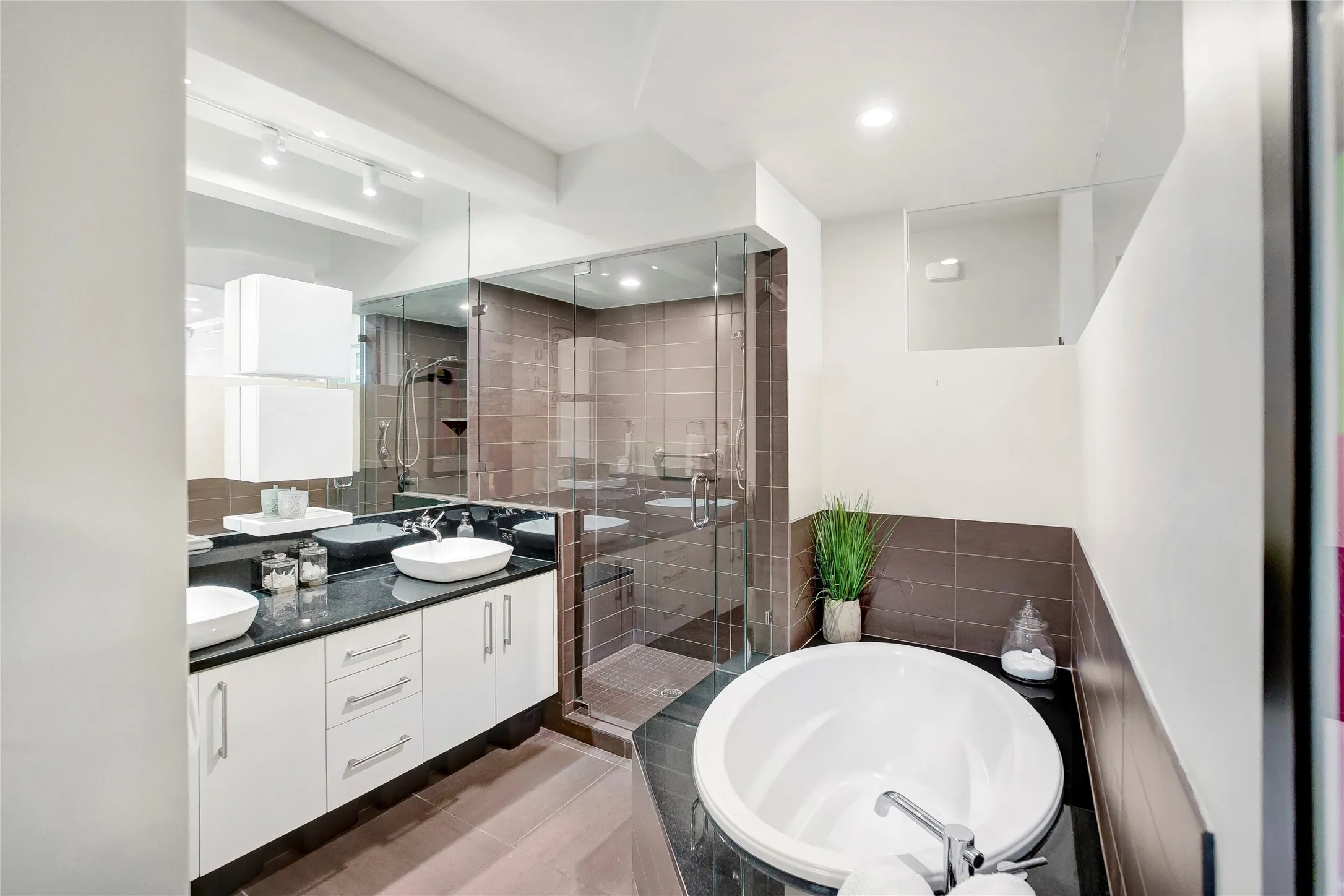 Condominium For Sale in Tarrant County , 2600 W 7th Street 2454, Fort Worth, Texas 76107, 2 Bedrooms, 2 Bathrooms, 2 Garage spaces, 1,536 Sqft, built in 1928, Price $485,000, mls#21307399, Real Estate Agent in Fort Worth, Homes For Sale in Tarrant county, Homes For Sale in Fort Worth, Realtor in Fort Worth Texas, Real Estate Brokerage Independent Realty Texas, Luminita Cordes Realtor