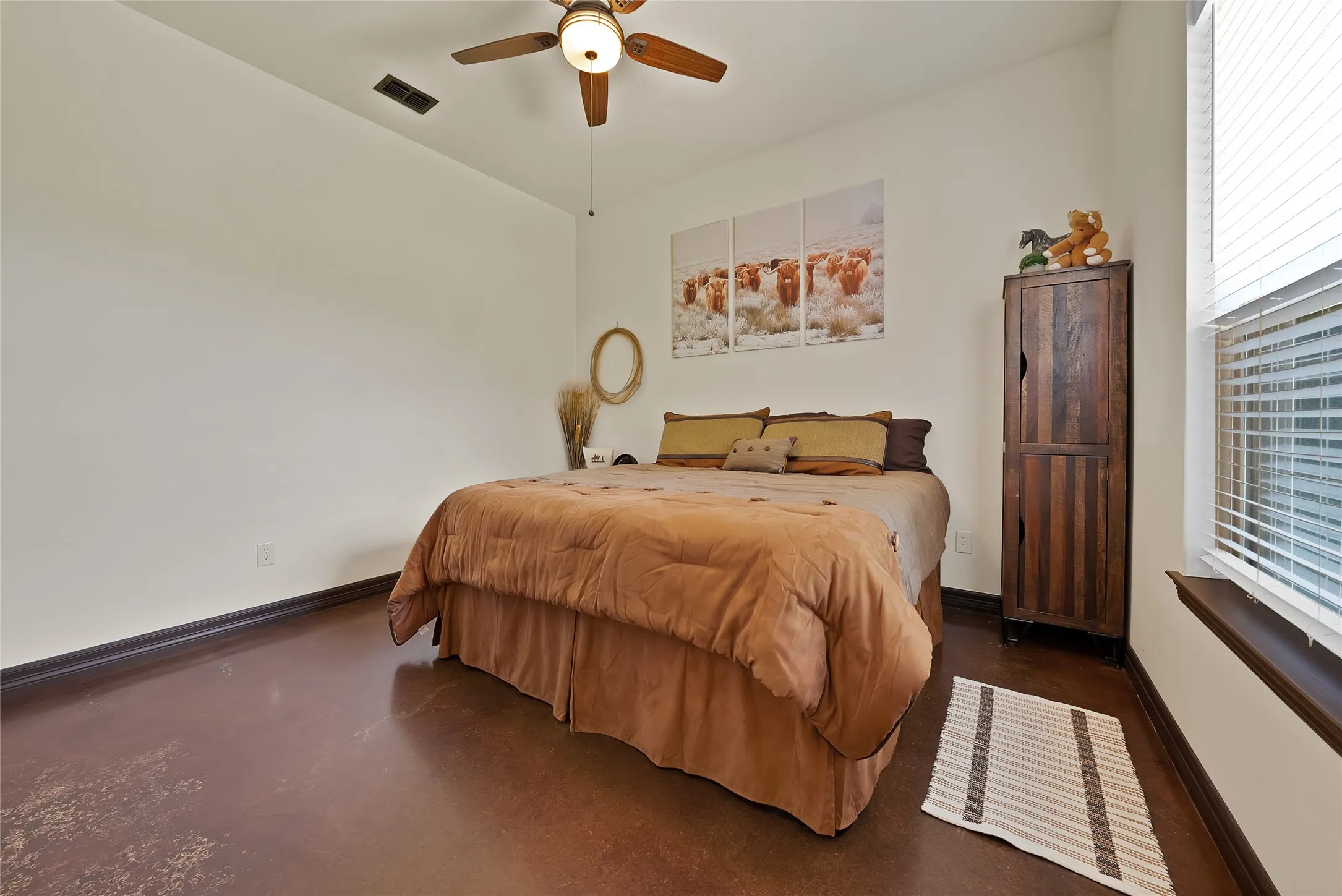 Split bedroom shares Jack n Jill bathroom with generous walk in closet