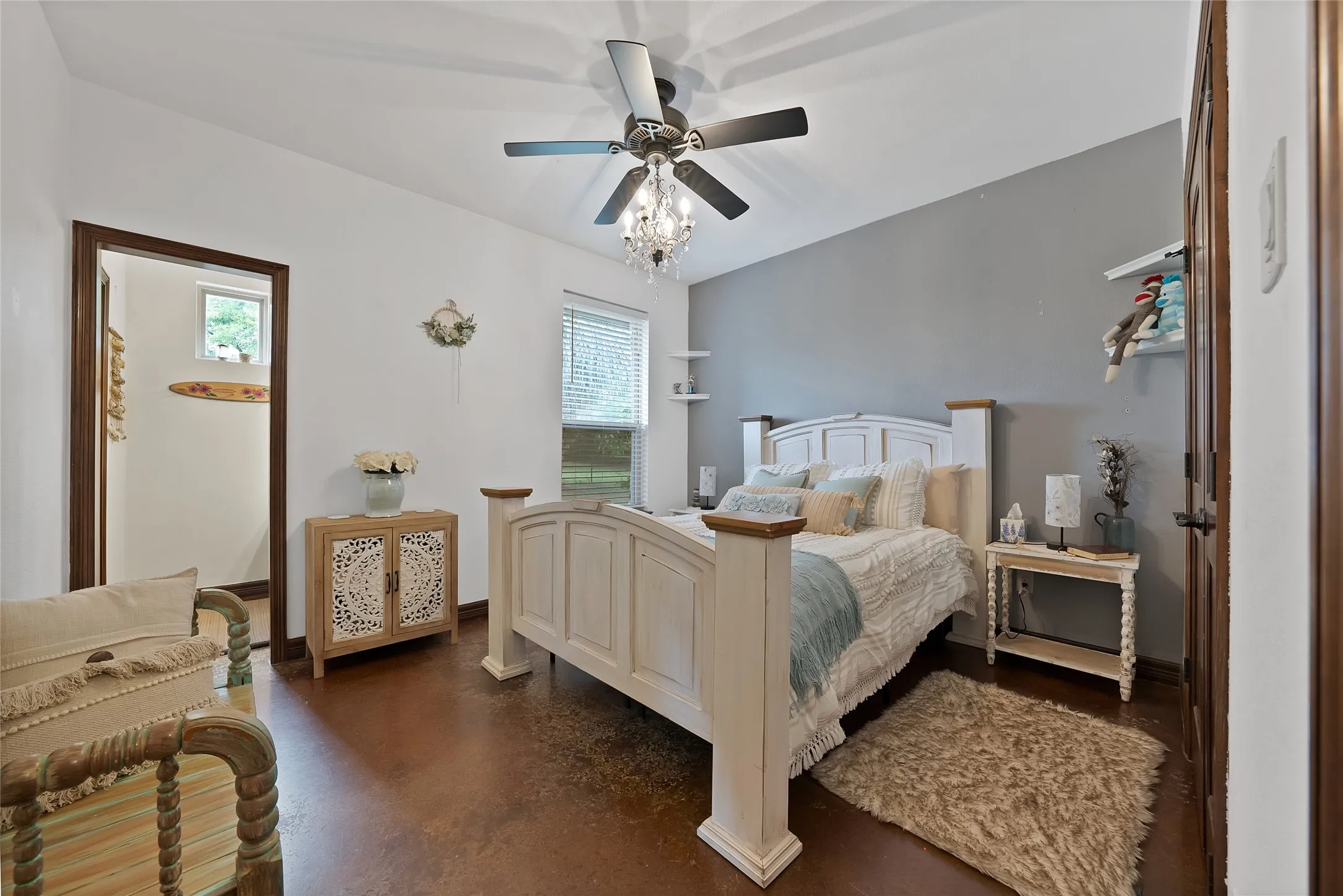 Split bedroom shares Jack n Jill bathroom with generous walk in closet