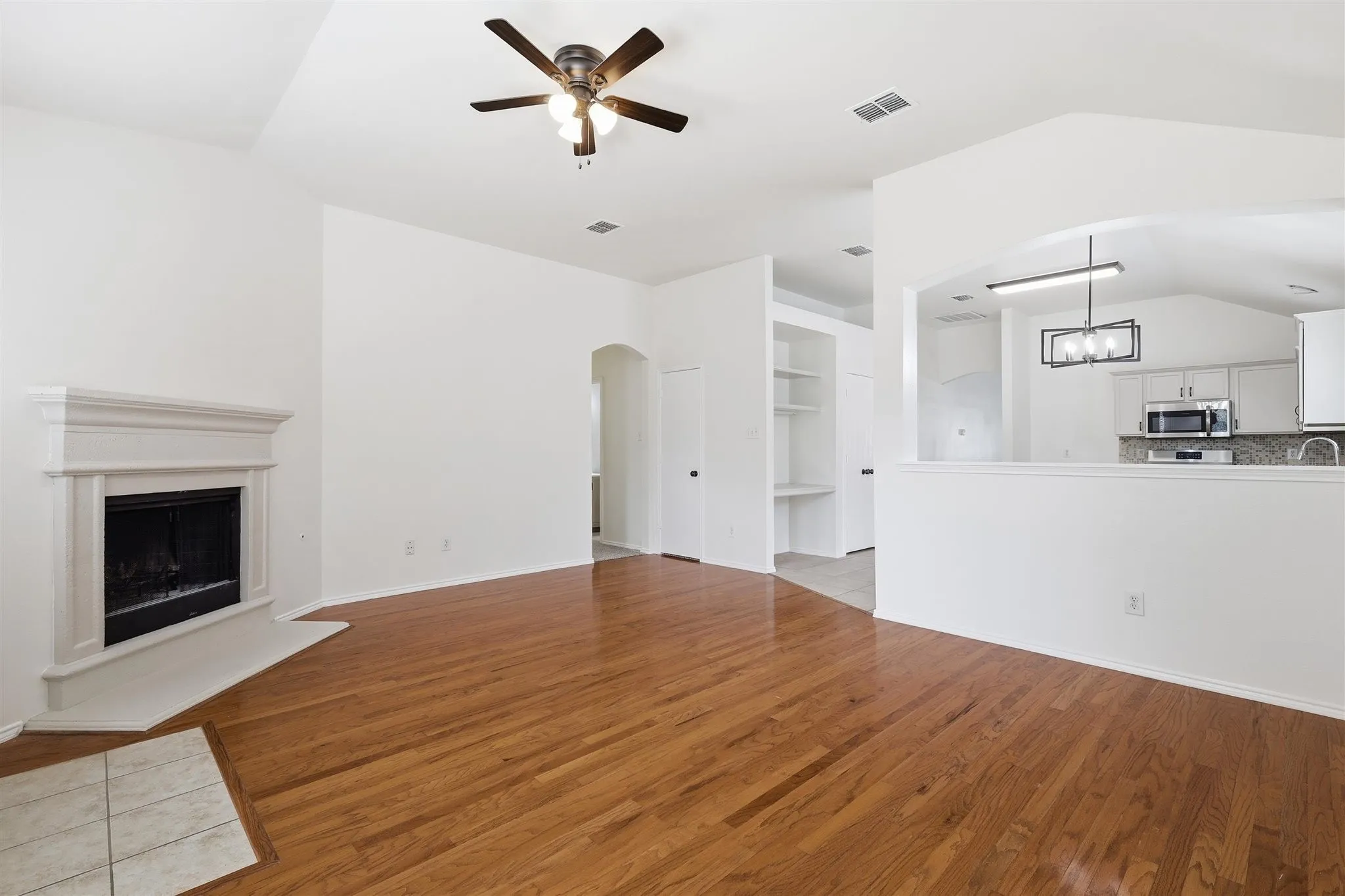 Single Family Residence For Sale in Tarrant County , 8500 Prairie Fire Drive, Fort Worth, Texas 76131, 4 Bedroom, 2 Bathroom, 2 Garage spaces, 1,955 Sqft, built in 2003, mls#21265831, Real Estate Agent in Fort Worth, Homes For Sale in Tarrant county, Homes For Sale in Fort Worth, Realtor in Fort Worth Texas, Real Estate Brokerage Independent Realty Texas, Luminita Cordes Realtor