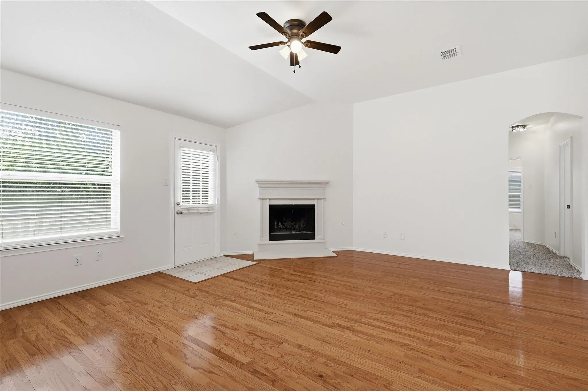 Single Family Residence For Sale in Tarrant County , 8500 Prairie Fire Drive, Fort Worth, Texas 76131, 4 Bedroom, 2 Bathroom, 2 Garage spaces, 1,955 Sqft, built in 2003, mls#21265831, Real Estate Agent in Fort Worth, Homes For Sale in Tarrant county, Homes For Sale in Fort Worth, Realtor in Fort Worth Texas, Real Estate Brokerage Independent Realty Texas, Luminita Cordes Realtor