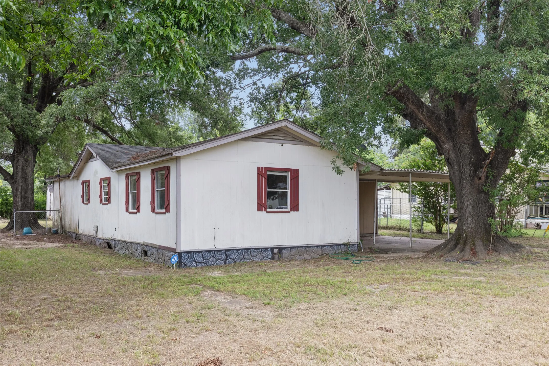 Single Family Residence For Sale in Bowie County , 1003 Brooks, New Boston, Texas 75570, 3 Bedroom, 2 Bathroom, Garage spaces, 1,360 Sqft, built in 1970, mls#21302200, Real Estate Agent in New Boston, Homes For Sale in Bowie county, Homes For Sale in New Boston, Realtor in New Boston Texas, Real Estate Brokerage Independent Realty Texas, Luminita Cordes Realtor