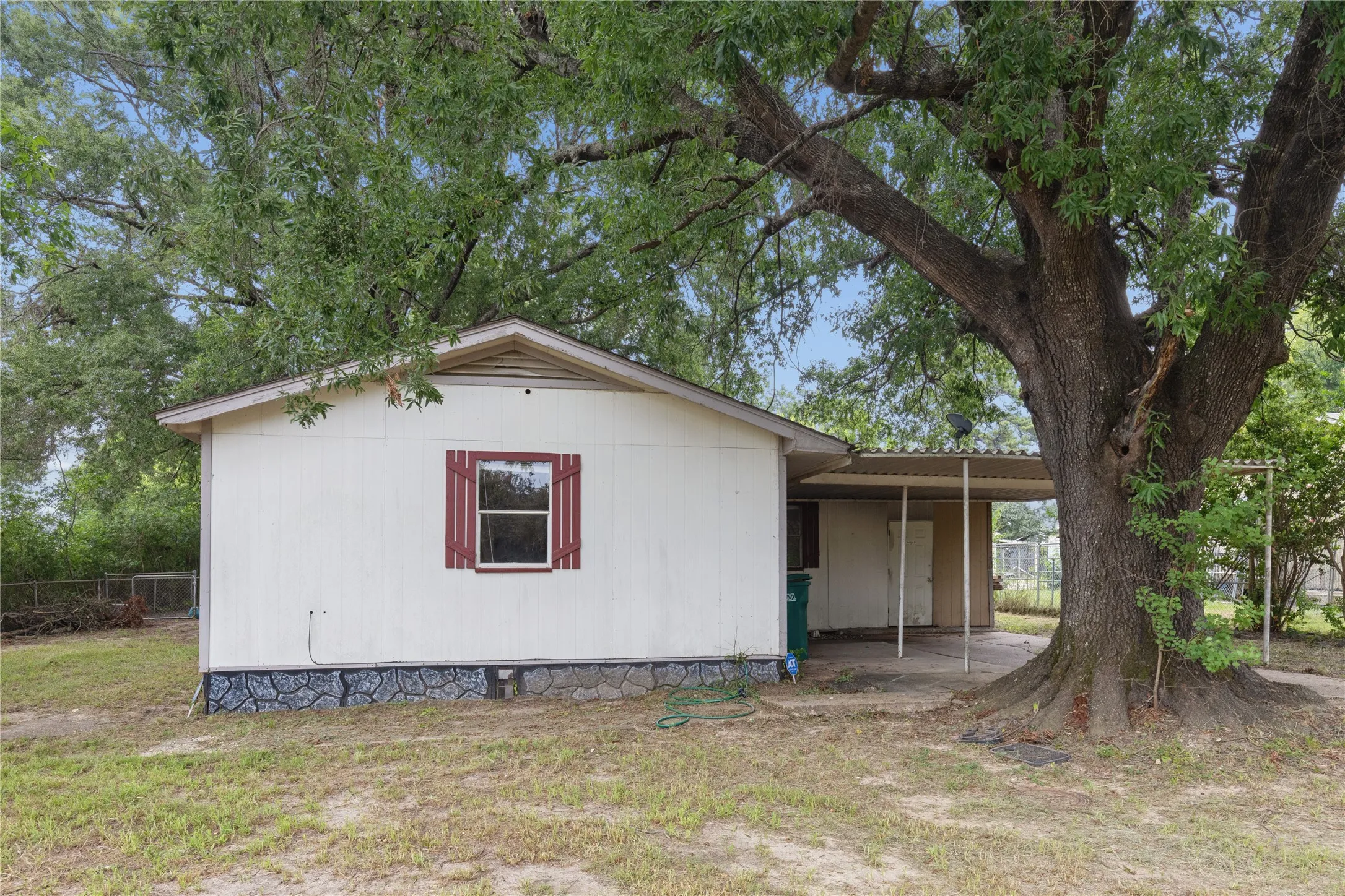 Single Family Residence For Sale in Bowie County , 1003 Brooks, New Boston, Texas 75570, 3 Bedroom, 2 Bathroom, Garage spaces, 1,360 Sqft, built in 1970, mls#21302200, Real Estate Agent in New Boston, Homes For Sale in Bowie county, Homes For Sale in New Boston, Realtor in New Boston Texas, Real Estate Brokerage Independent Realty Texas, Luminita Cordes Realtor