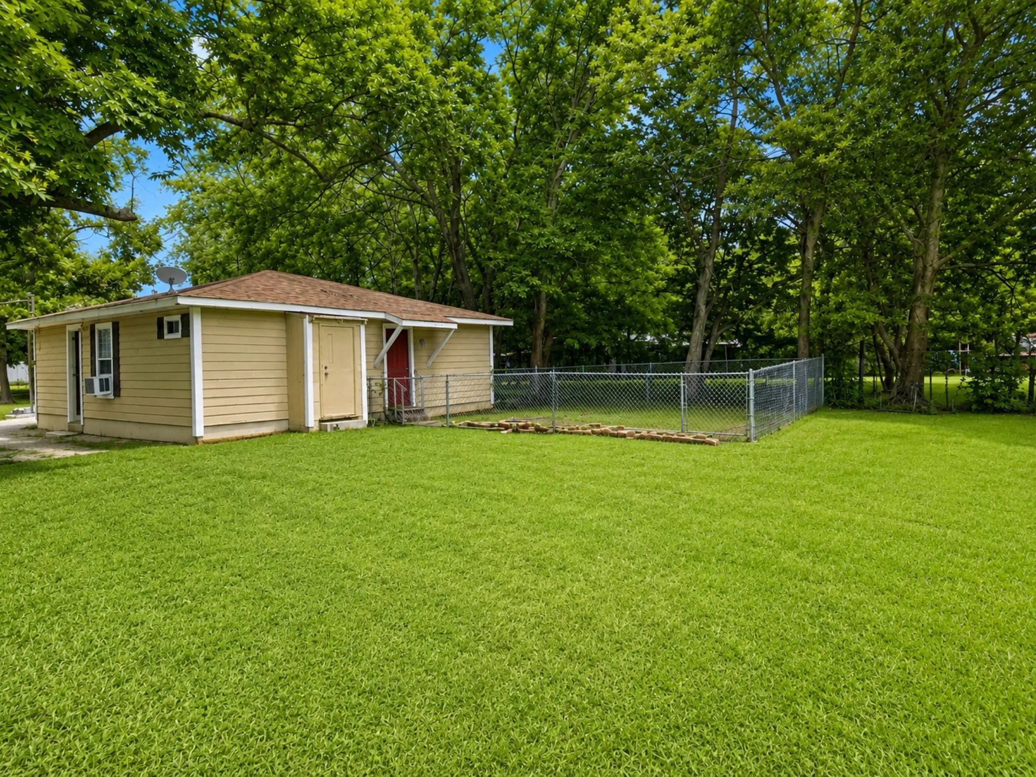 Single Family Residence For Sale in Navarro County , 2732 W Collin Street, Corsicana, Texas 75110, 2 Bedroom, 1 Bathroom, Garage spaces, 1,020 Sqft, built in 1950, mls#21308193, Real Estate Agent in Corsicana, Homes For Sale in Navarro county, Homes For Sale in Corsicana, Realtor in Corsicana Texas, Real Estate Brokerage Independent Realty Texas, Luminita Cordes Realtor
