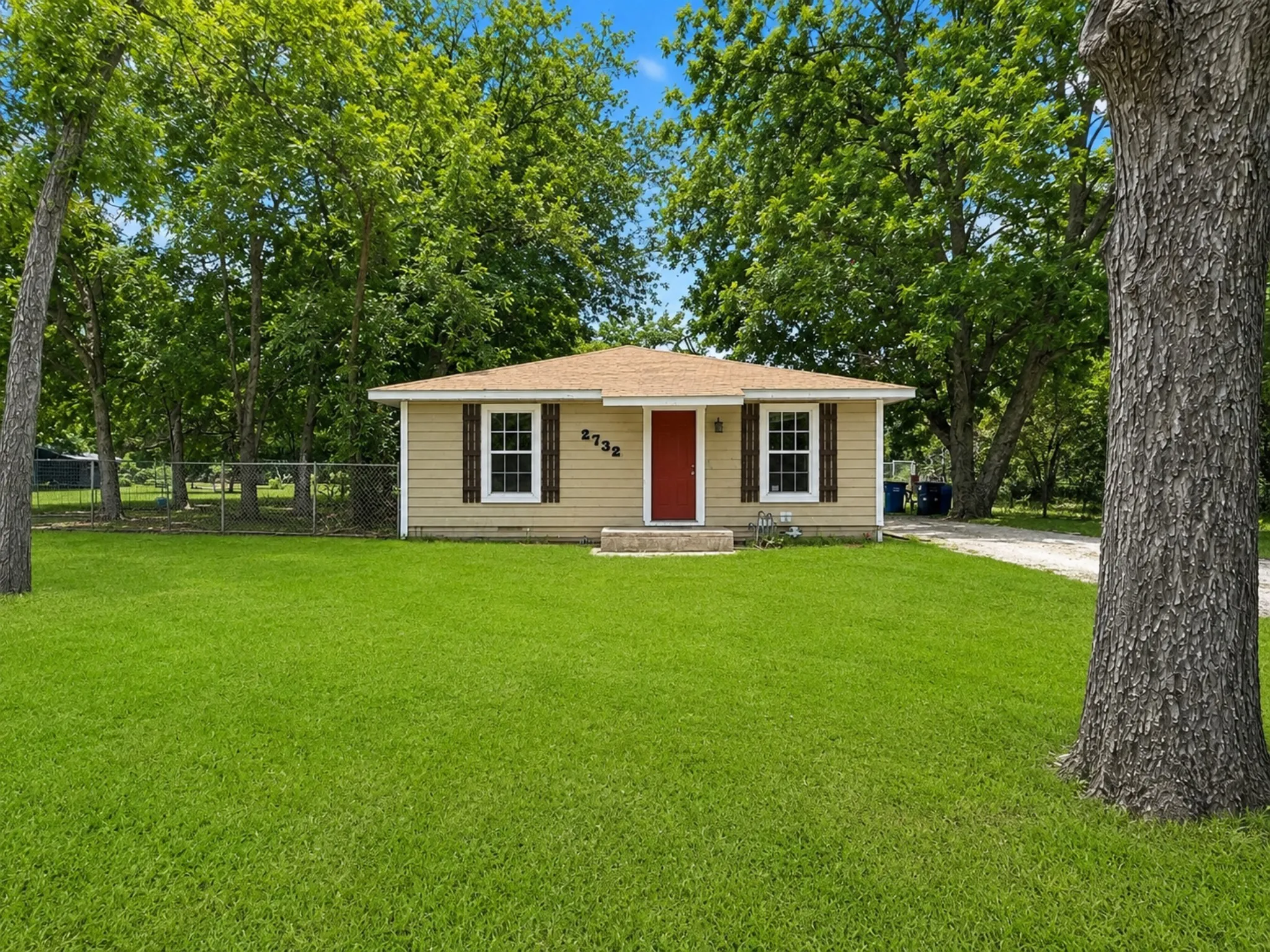 Single Family Residence For Sale in Navarro County , 2732 W Collin Street, Corsicana, Texas 75110, 2 Bedroom, 1 Bathroom, Garage spaces, 1,020 Sqft, built in 1950, mls#21308193, Real Estate Agent in Corsicana, Homes For Sale in Navarro county, Homes For Sale in Corsicana, Realtor in Corsicana Texas, Real Estate Brokerage Independent Realty Texas, Luminita Cordes Realtor