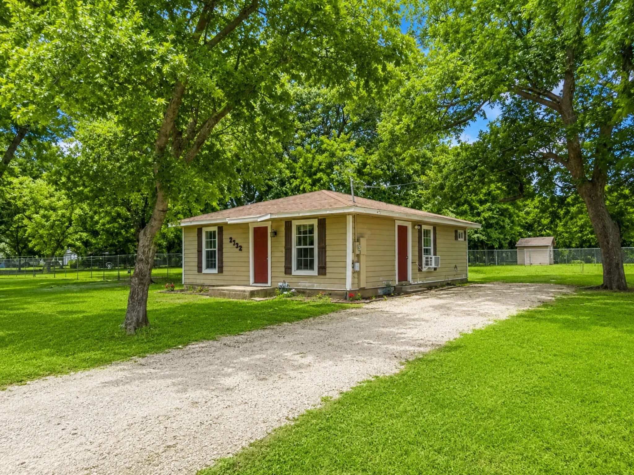 Single Family Residence For Sale in Navarro County , 2732 W Collin Street, Corsicana, Texas 75110, 2 Bedroom, 1 Bathroom, Garage spaces, 1,020 Sqft, built in 1950, mls#21308193, Real Estate Agent in Corsicana, Homes For Sale in Navarro county, Homes For Sale in Corsicana, Realtor in Corsicana Texas, Real Estate Brokerage Independent Realty Texas, Luminita Cordes Realtor