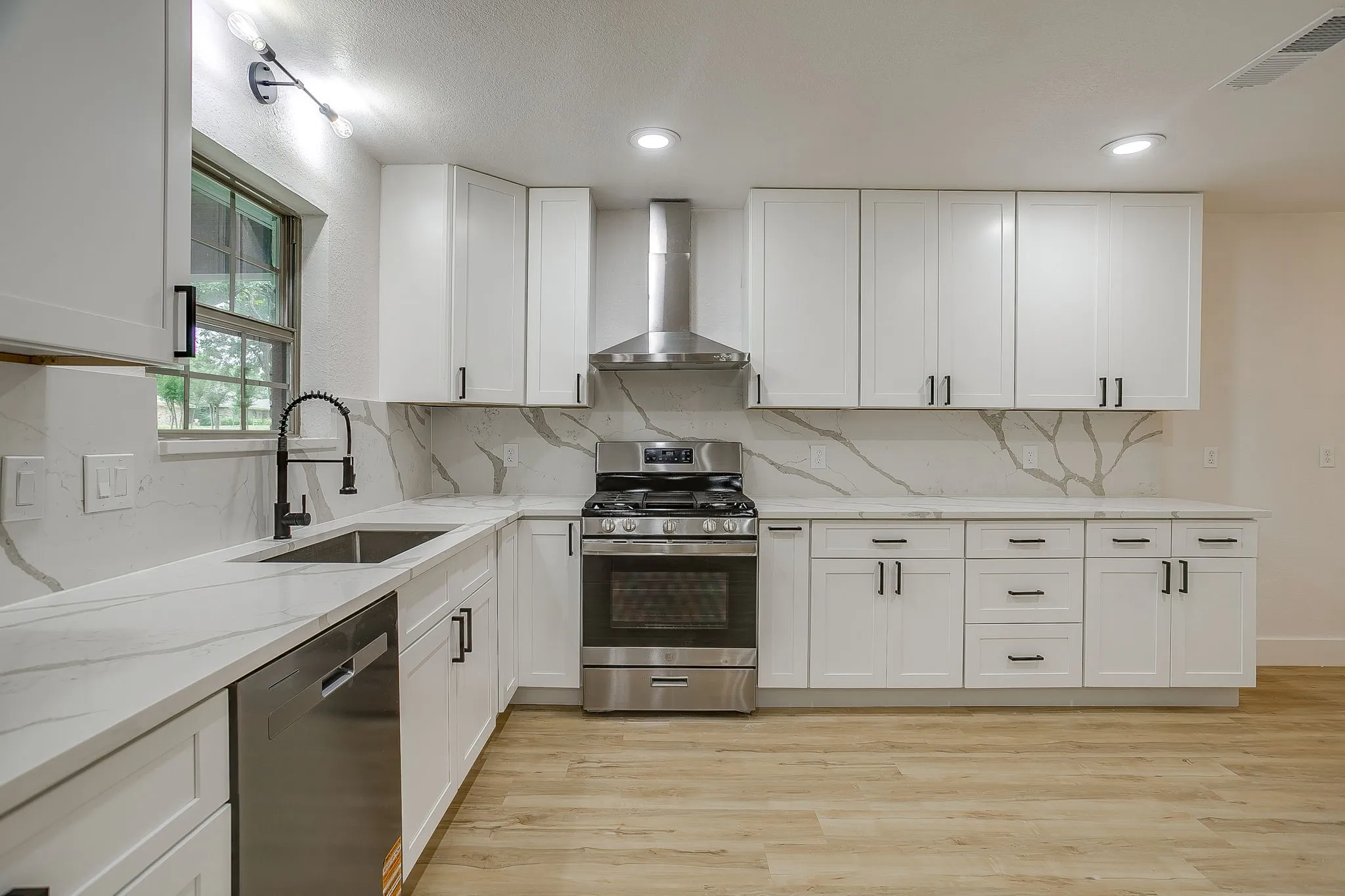 Single Family Residence For Sale in Collin County , 2601 Briarwood Drive, Plano, Texas 75074, 4 Bedroom, 4 Bathroom, 2 Garage spaces, 3,155 Sqft, built in 1969, mls#21307402, Real Estate Agent in Plano, Homes For Sale in Collin county, Homes For Sale in Plano, Realtor in Plano Texas, Real Estate Brokerage Independent Realty Texas, Luminita Cordes Realtor